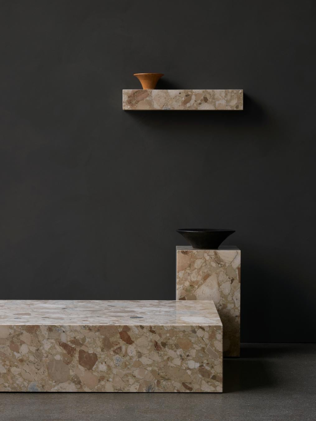 Sockelregal aus Sand Kunis Breccia Marmor von Norm Architects für Audo im Angebot 1