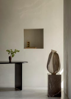 Tavolino alto Plinth in marmo grigio Kendzo di Norm Architects per Audo