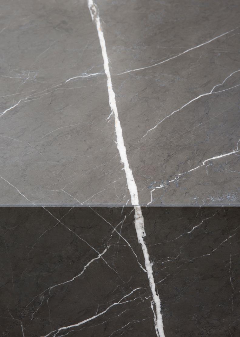 Table d'appoint Plinth en marbre gris Kendzo par Norm Architects pour Audo Neuf - En vente à Dubai, AE