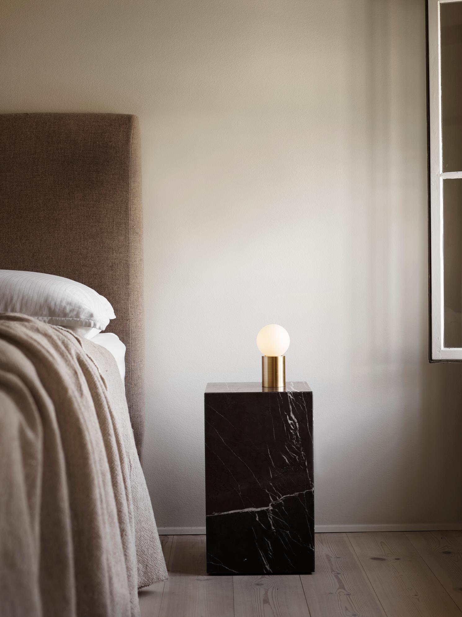 XXIe siècle et contemporain Table d'appoint Plinth en marbre gris Kendzo par Norm Architects pour Audo en vente