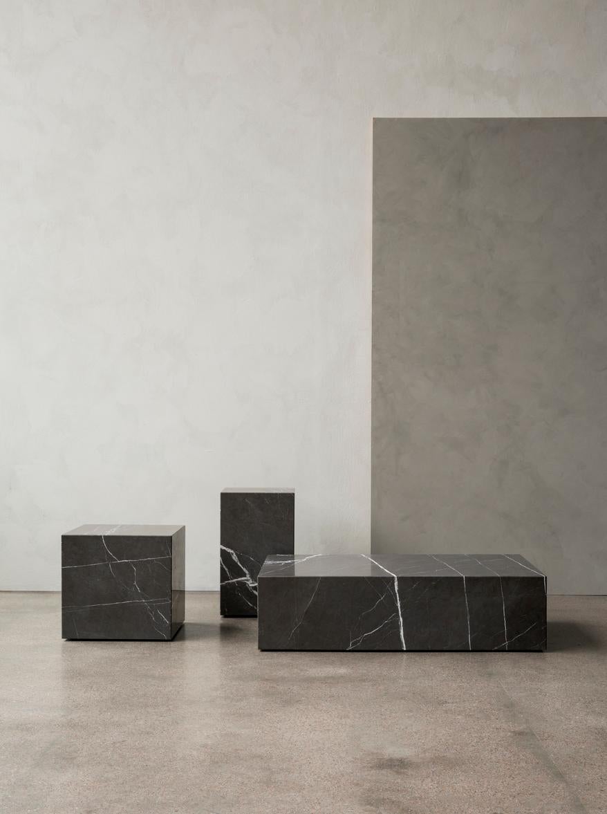 Marbre Table d'appoint Plinth en marbre gris Kendzo par Norm Architects pour Audo en vente