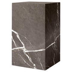 Table d'appoint Plinth en marbre gris Kendzo par Norm Architects pour Audo