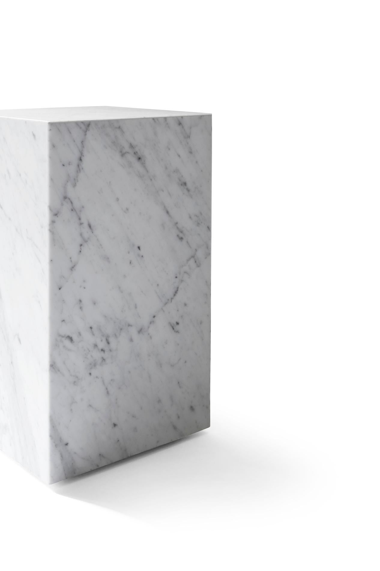 Cinese Tavolino alto Plinth, marmo bianco di Carrara di Norm Architects per Audo in vendita