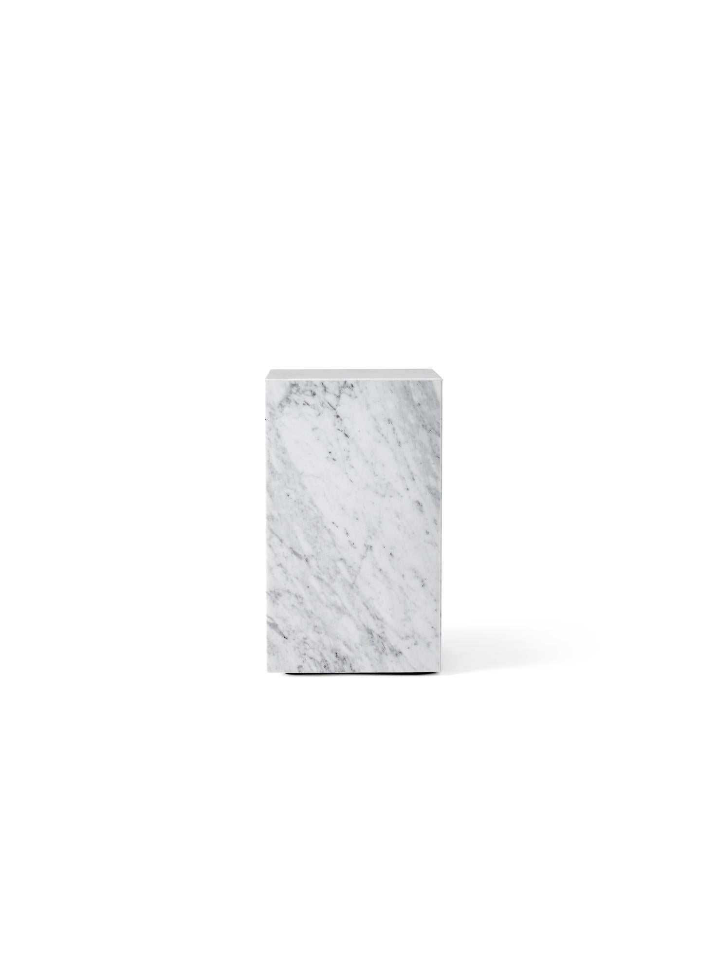 Tavolino alto Plinth, marmo bianco di Carrara di Norm Architects per Audo In condizioni Nuovo in vendita a Dubai, AE