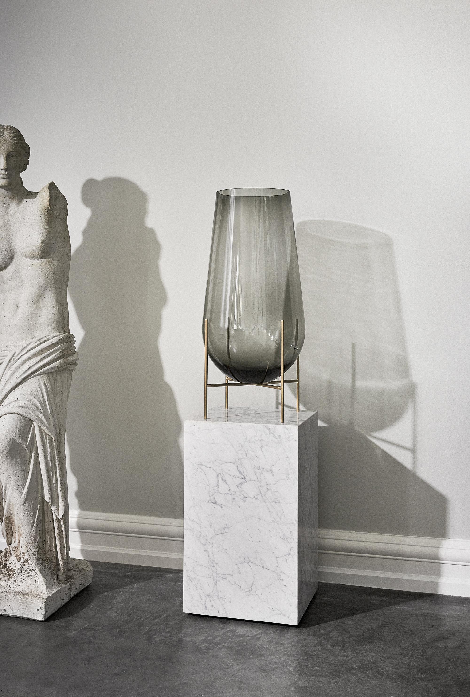 Tavolino alto Plinth, marmo bianco di Carrara di Norm Architects per Audo in vendita 1