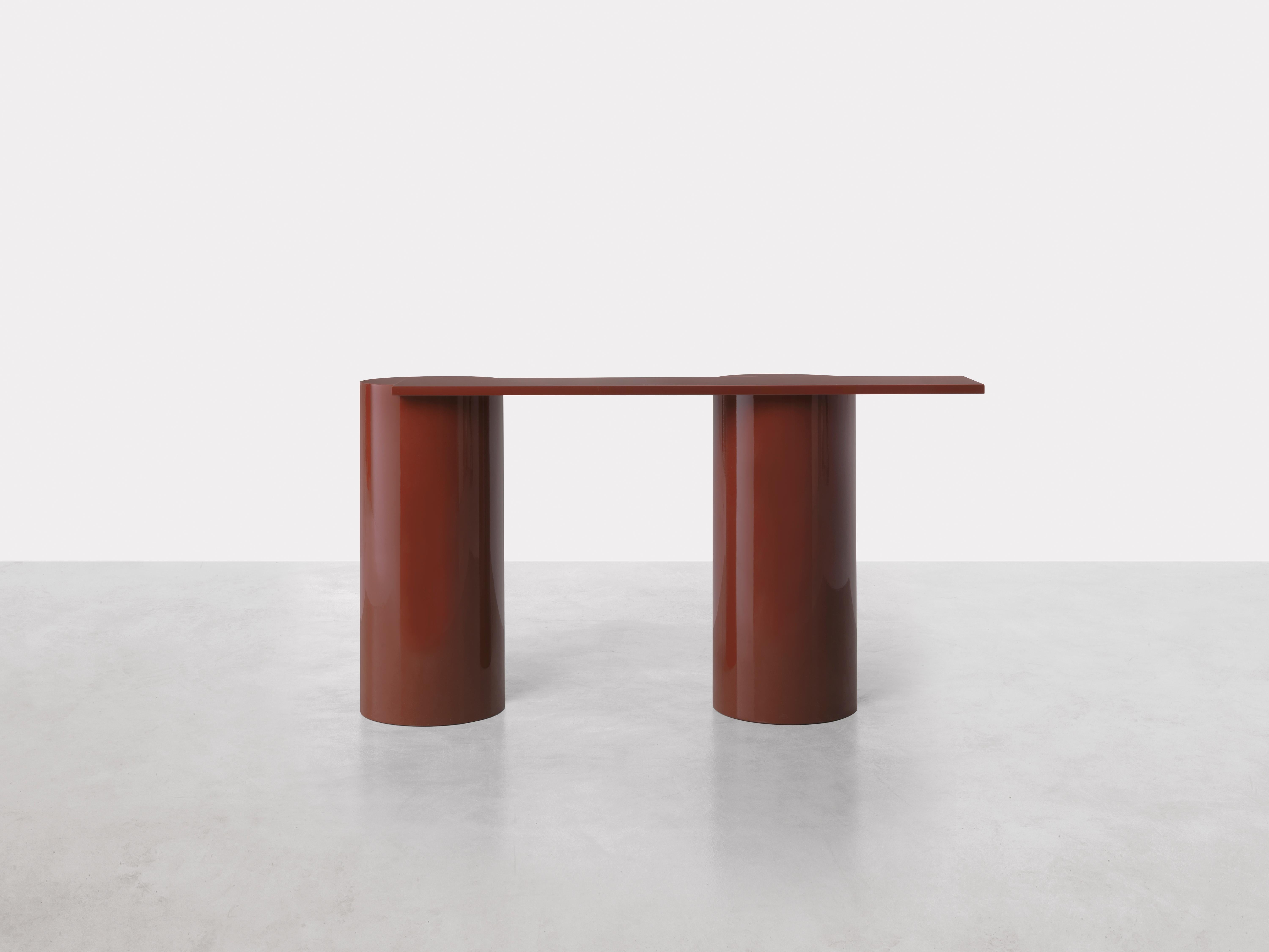 Mesa consola Plinto by Somaschini
Dimensiones: An 129 x Pr 34 x Al 70 cm
Materiales: Mdf aligerado, Tapa de mdf lacado o mármol. Doble cara. S43 Acabado lacado en poliéster de alto brillo marrón-rojo.

Consola en acabado lacado N.118 Marrón-rojo