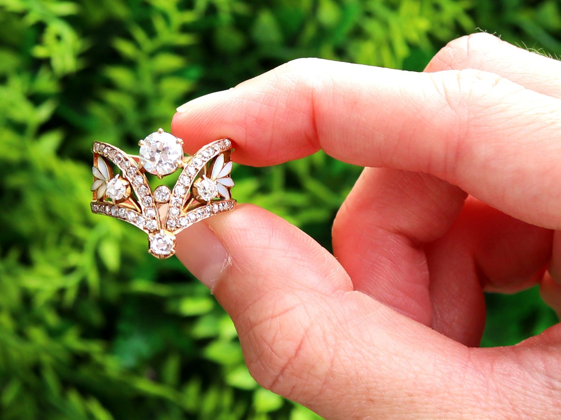 Una splendida, raffinata e impressionante parure di orecchini e anelli in oro giallo 18 carati con diamante da 3,68 carati, che fa parte delle nostre collezioni di gioielli antichi e gioielli di proprietà.

Questa splendida, raffinata e