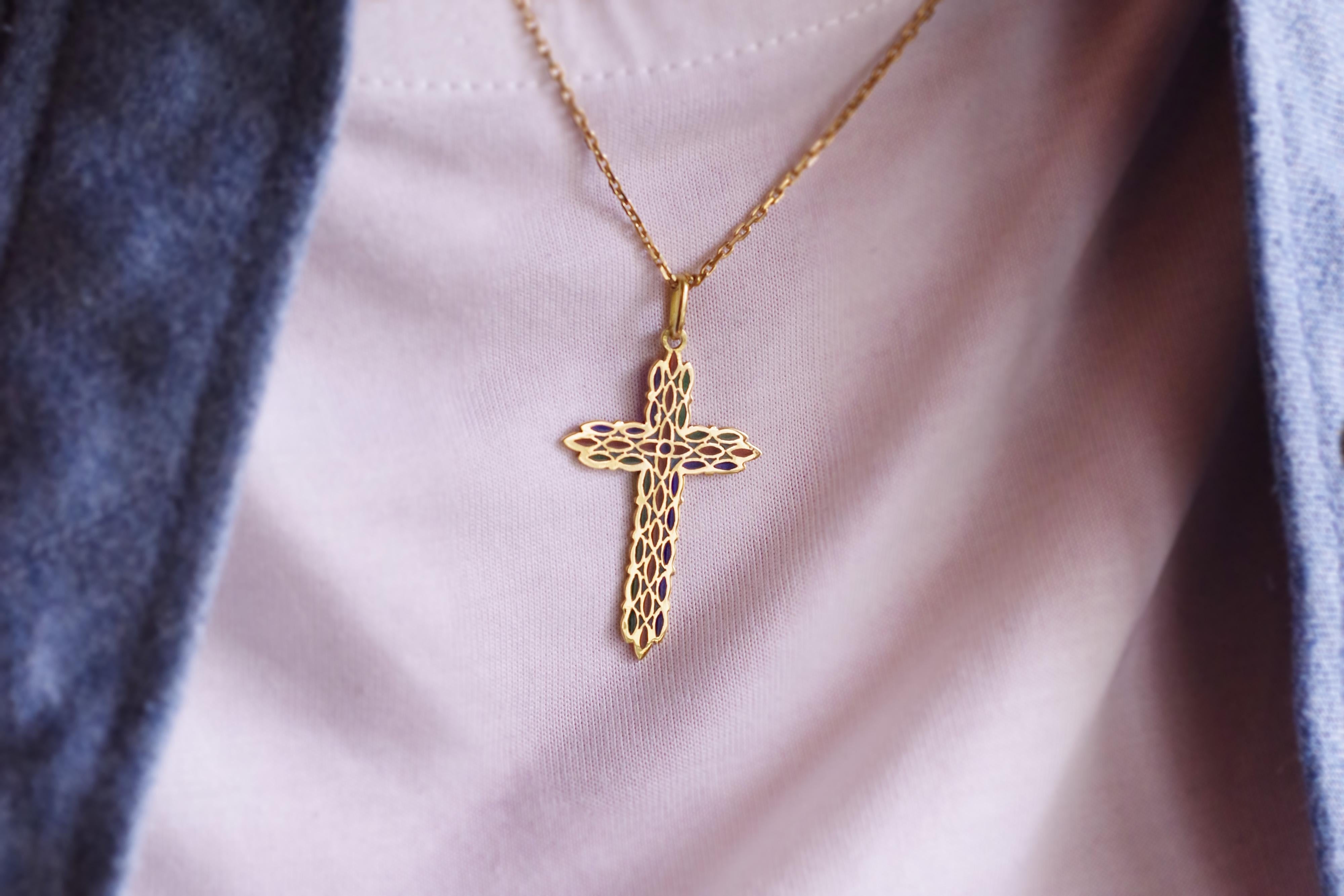 Plique a Jour Enamel Cross Pendant, Religious 18k Gold Pendant For Sale 1