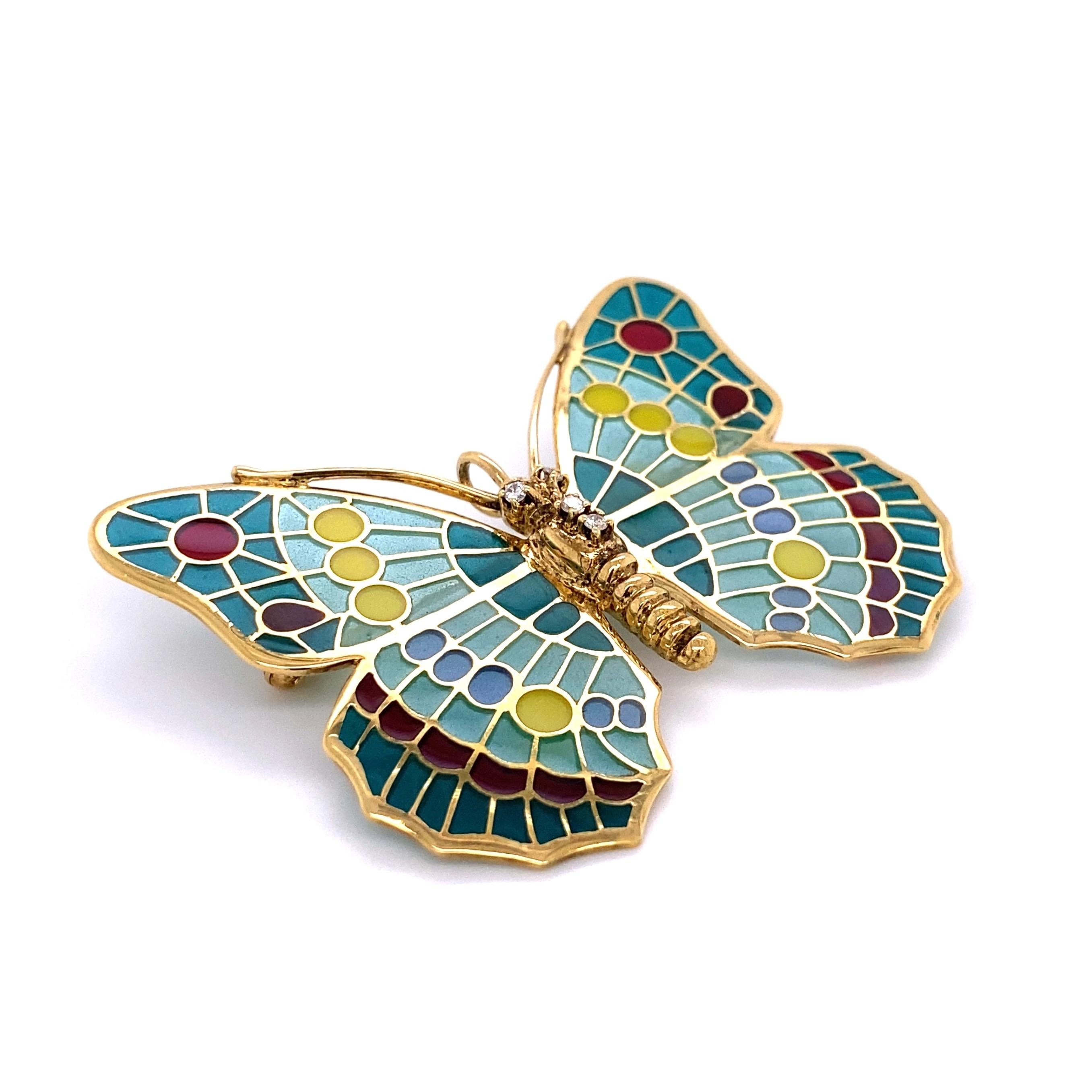 Tout simplement magnifique ! Broche papillon en émail et diamants Plique à Jour finement détaillée avec des ailes en émail bleu, vert, rouge et jaune. Serti à la main de diamants, environ 0,08 ctw. Fabriqué à la main en or jaune 18 carats. Taille