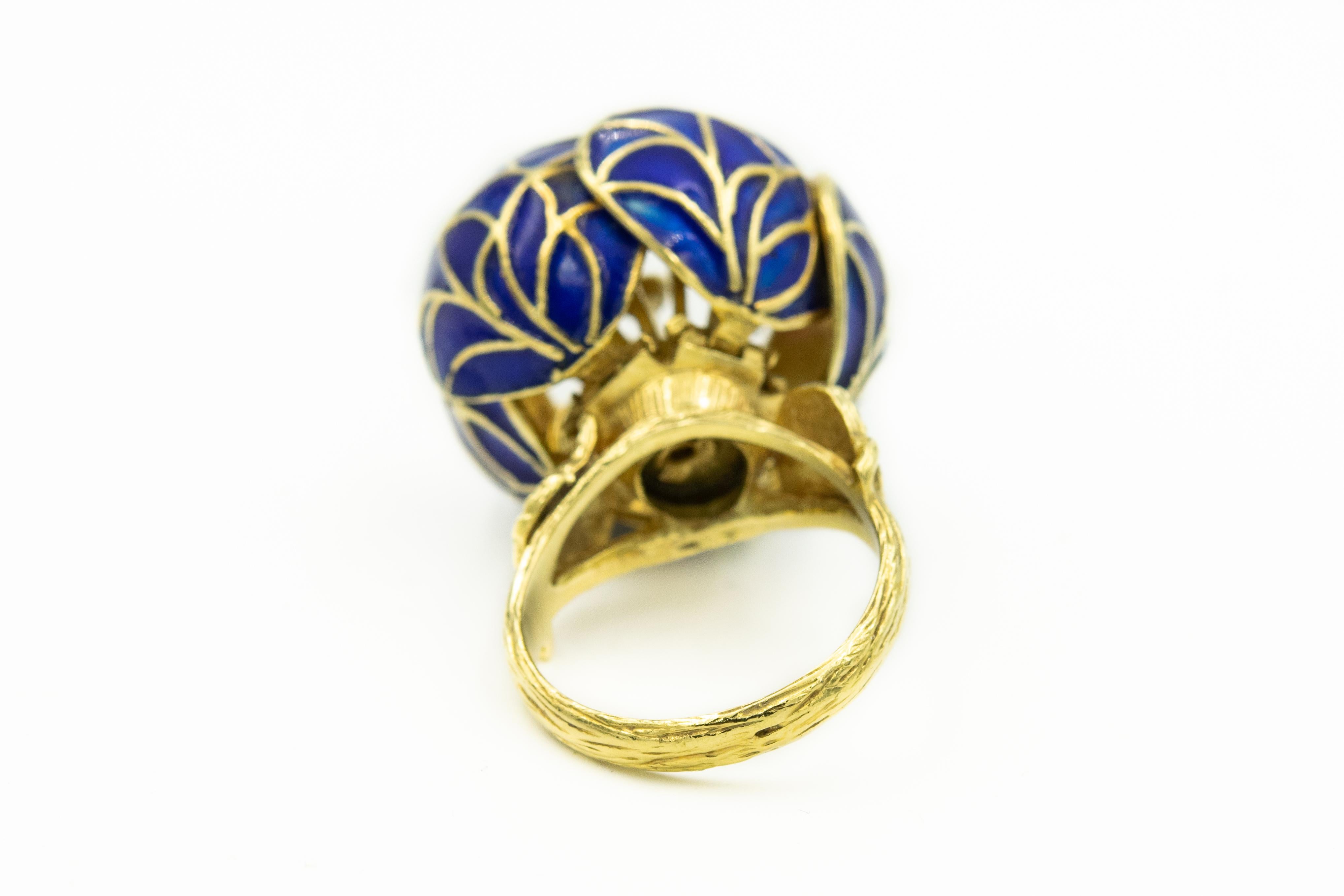 Round Cut Plique à Jour Enamel Ruby Emerald en Tremblant Flower Gold Brooch Matching Ring For Sale