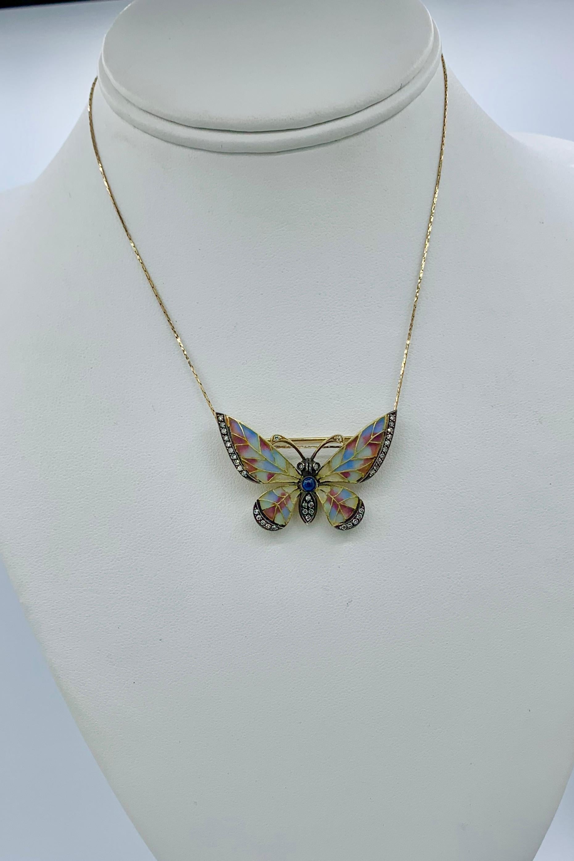 Il s'agit d'une magnifique et rare broche Art nouveau de qualité muséale en forme de papillon ou de papillon de nuit.  Le magnifique papillon a des ailes en émail Plique-a-jour, un corps en saphir bleu et est serti de diamants le long des ailes, du