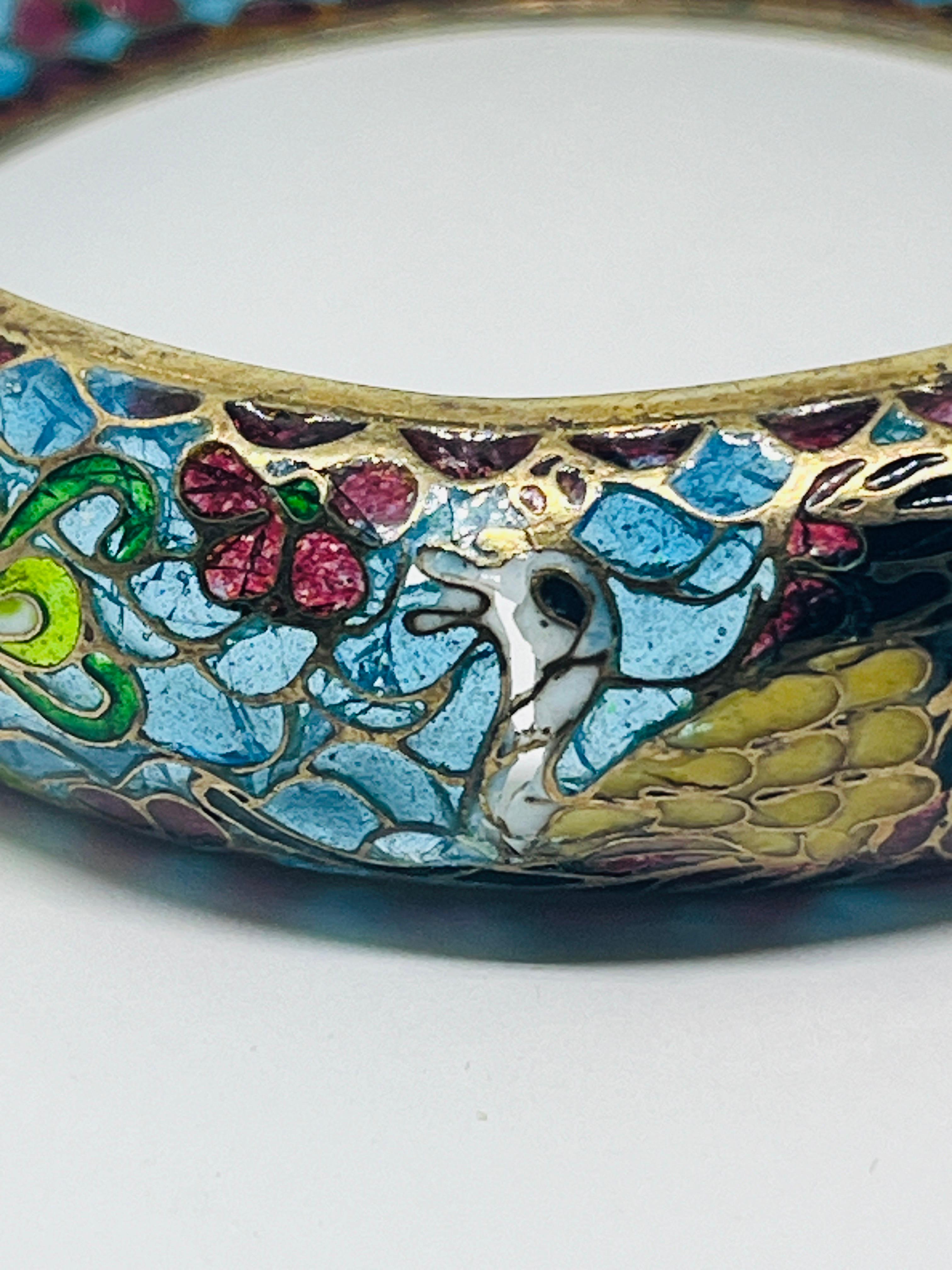 Bracciale Plique à Jour Peacock, cinese, bracciale con smalto traslucido; blu turchese e verde mela con accenti rosa lampone. 

Plique à Jour è un termine francese che significa 