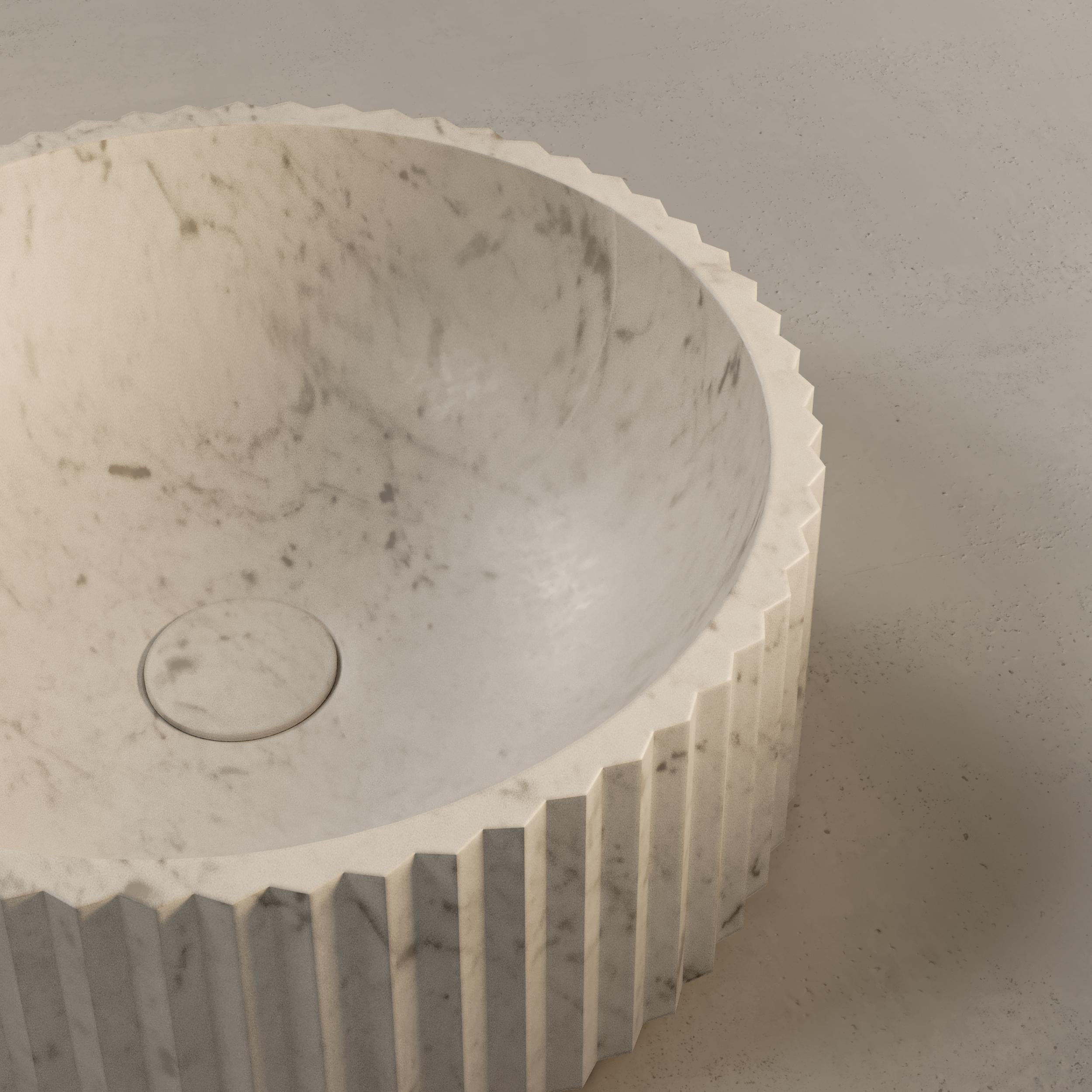 The Plisse basin is made of carved White Carrara Marble. It can come in different dimensions and stone.