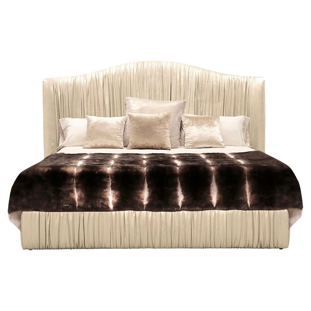 Comme son nom Derive le suggère, le lit Plisse est entièrement rembourré avec un effet froncé. L'élégante simplicité et l'attrait glamour vintage de ce lit en font un ajout étonnant à toute chambre à coucher.