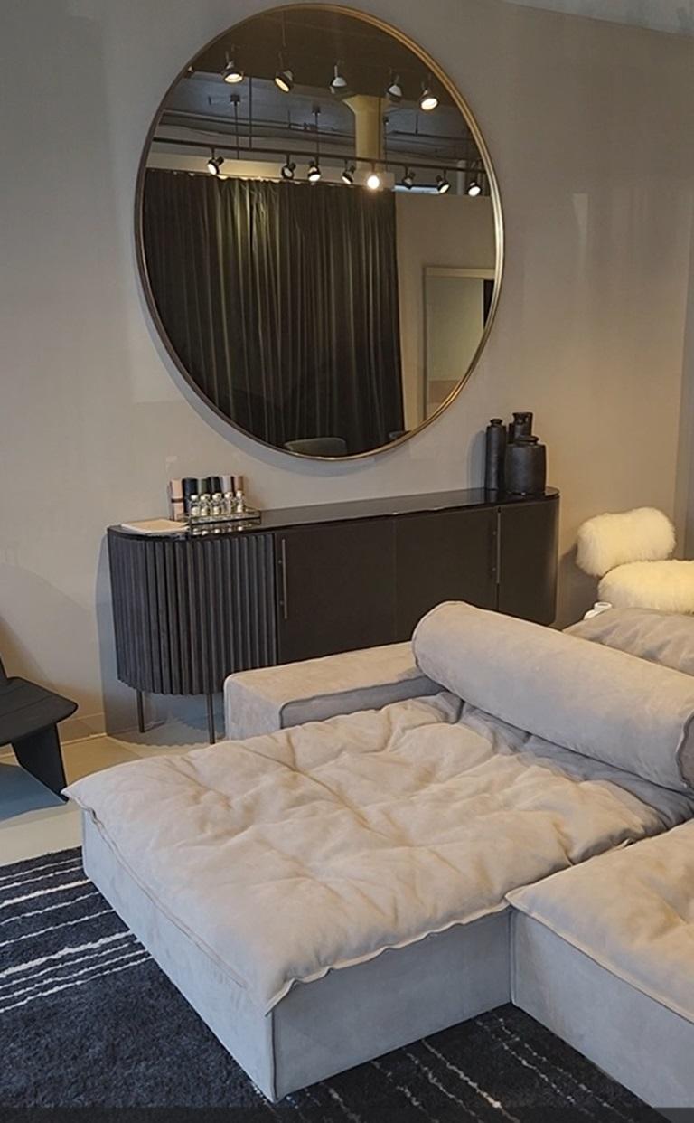 Prodotto in Italia.

Una credenza elegante e solida con un delizioso angolo che offre una visione accattivante dei suoi dettagli plissettati ad ogni angolo. Creato da Draga & Aurel.

Modello da esposizione in ottime condizioni. Prezzo di