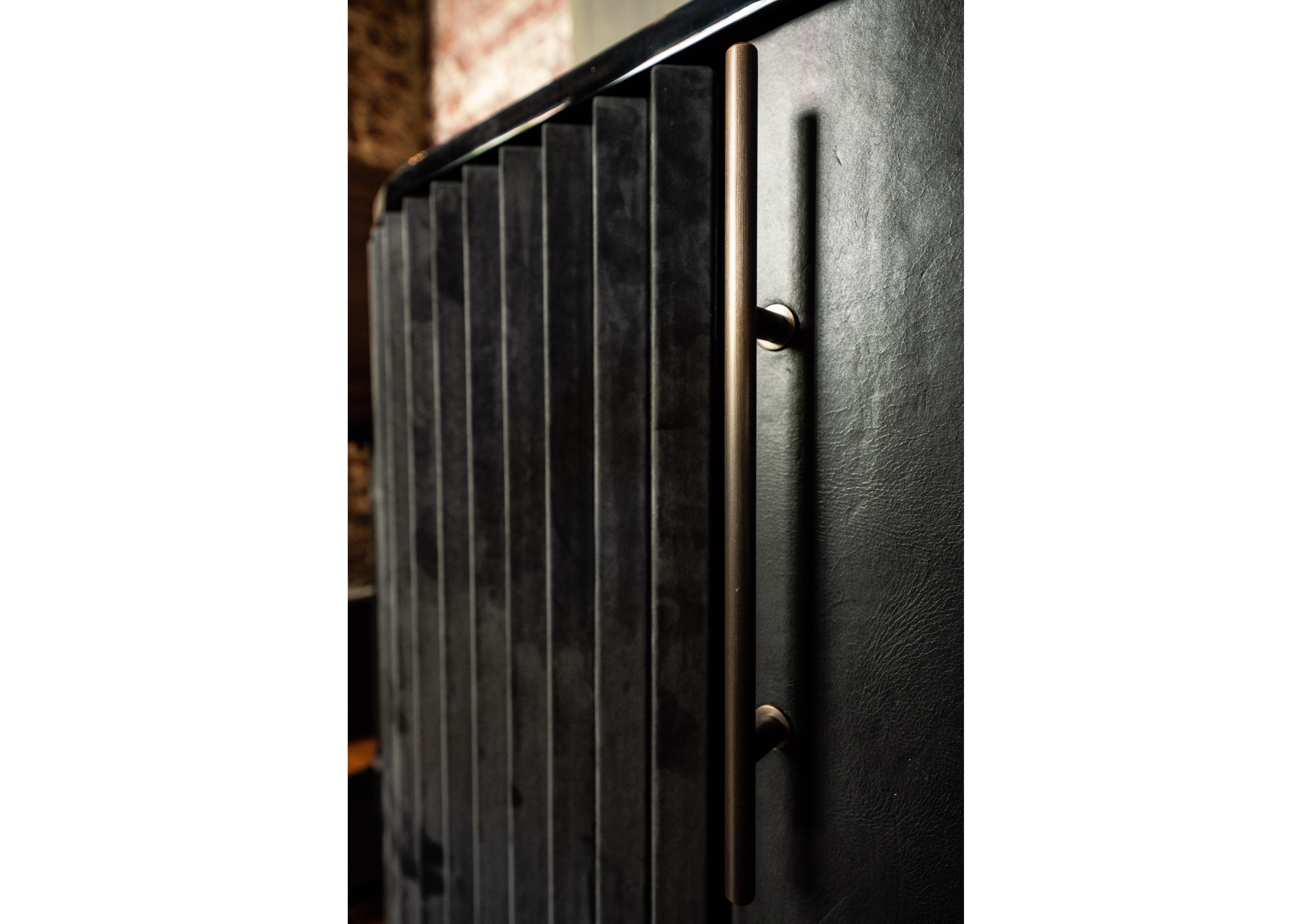 XXI secolo e contemporaneo Credenza nera Plissé di Draga & Aurel per Baxter in vendita