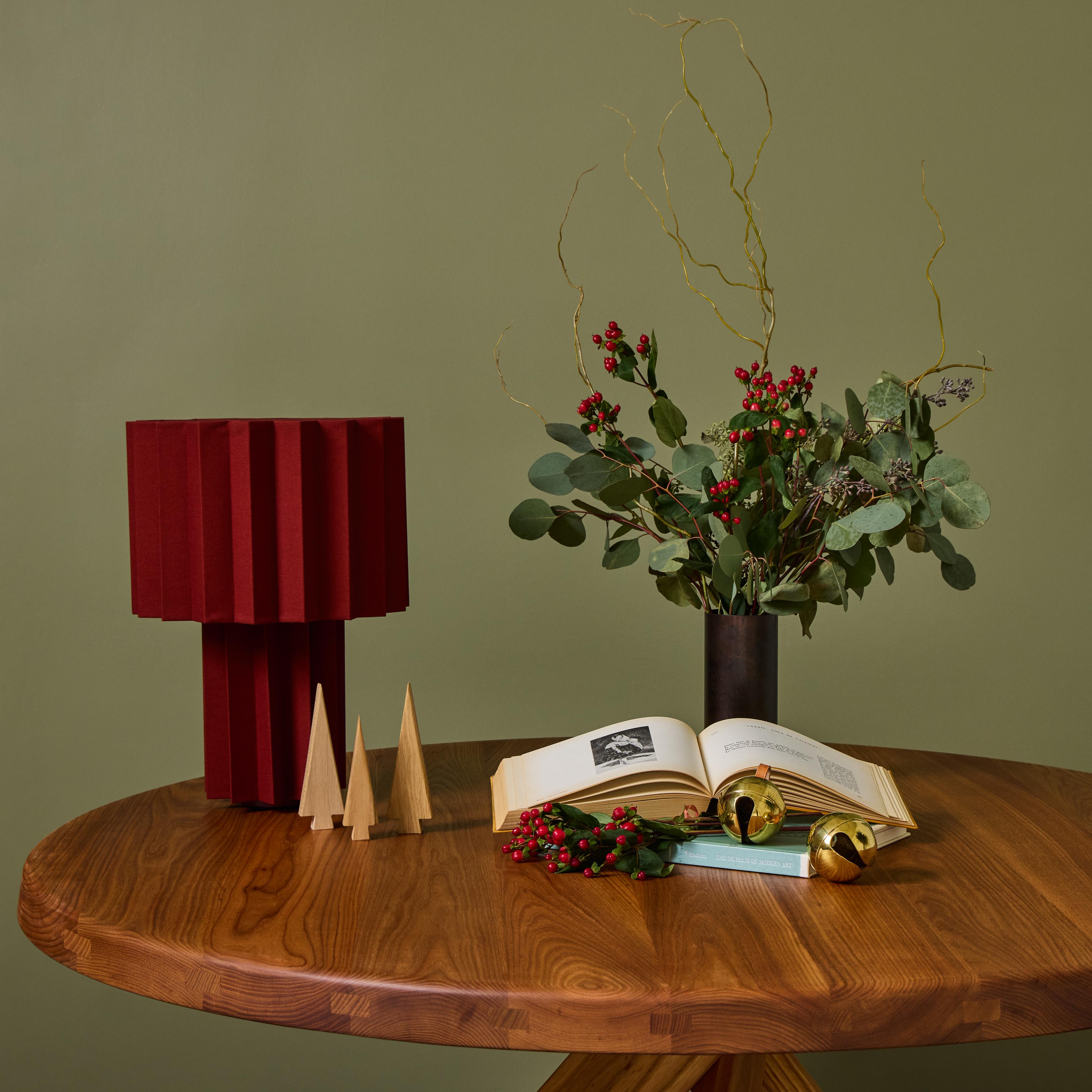 Lámpara de mesa textil plisada 