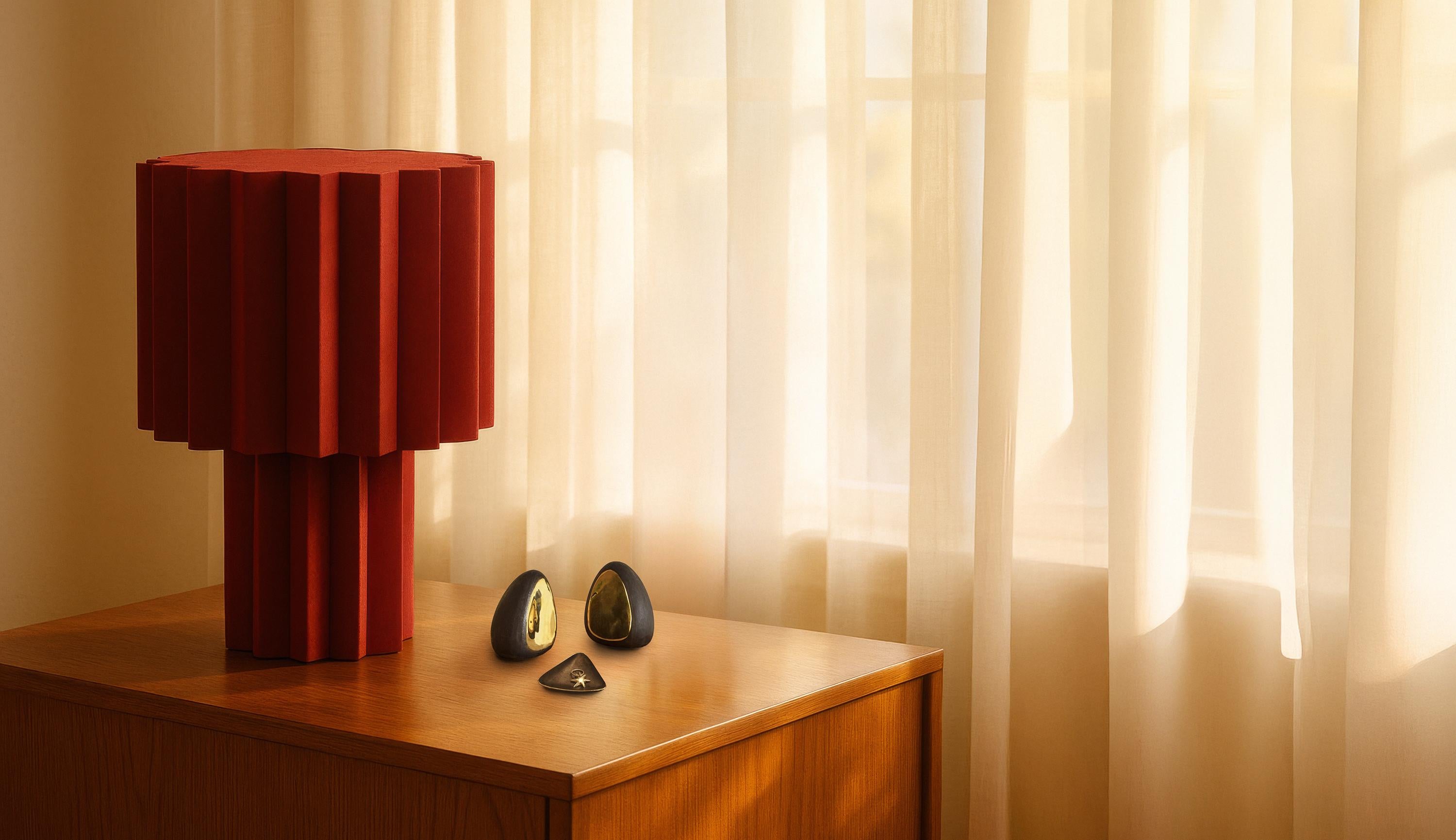 Lámpara de mesa textil plisada 