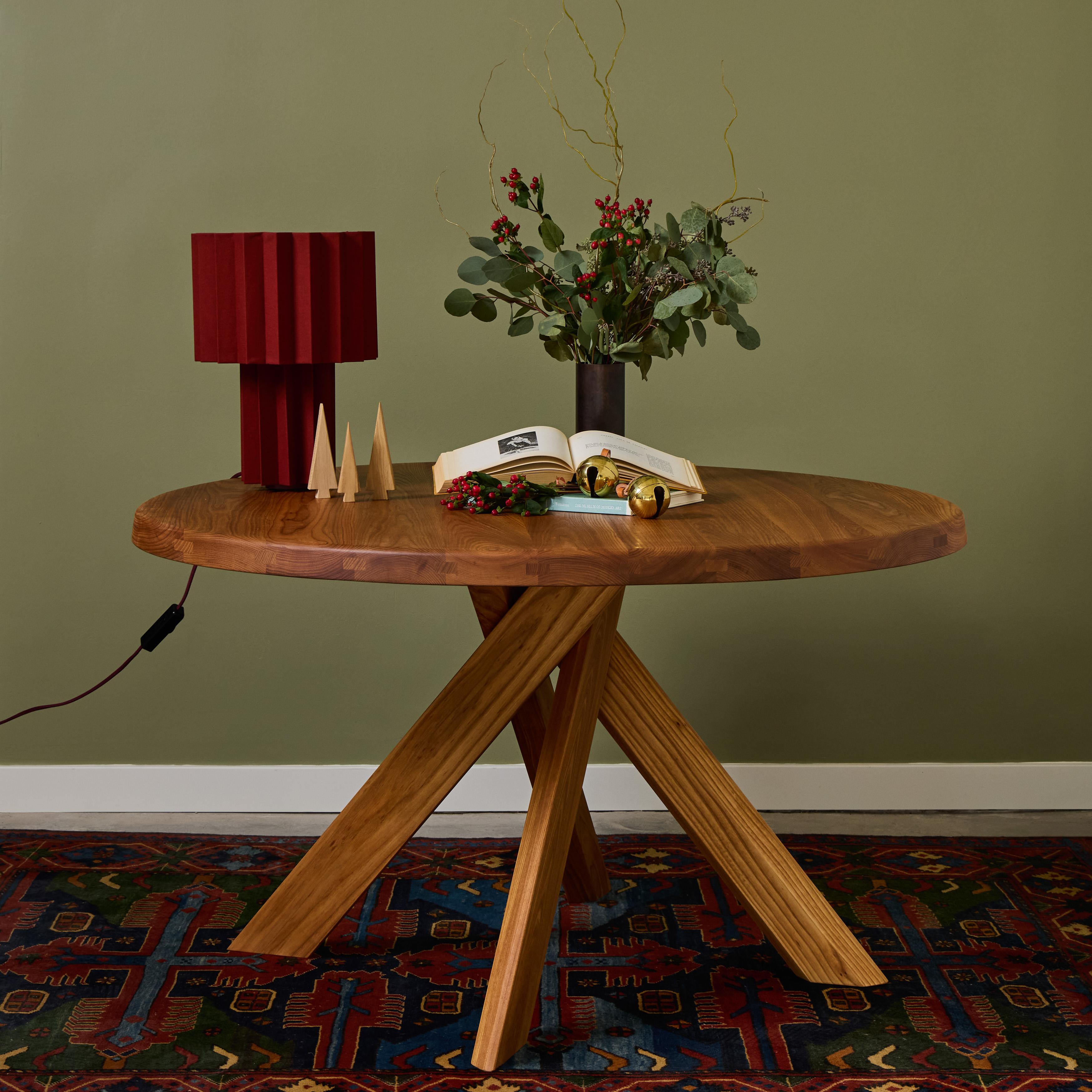 Lámpara de mesa textil plisada 