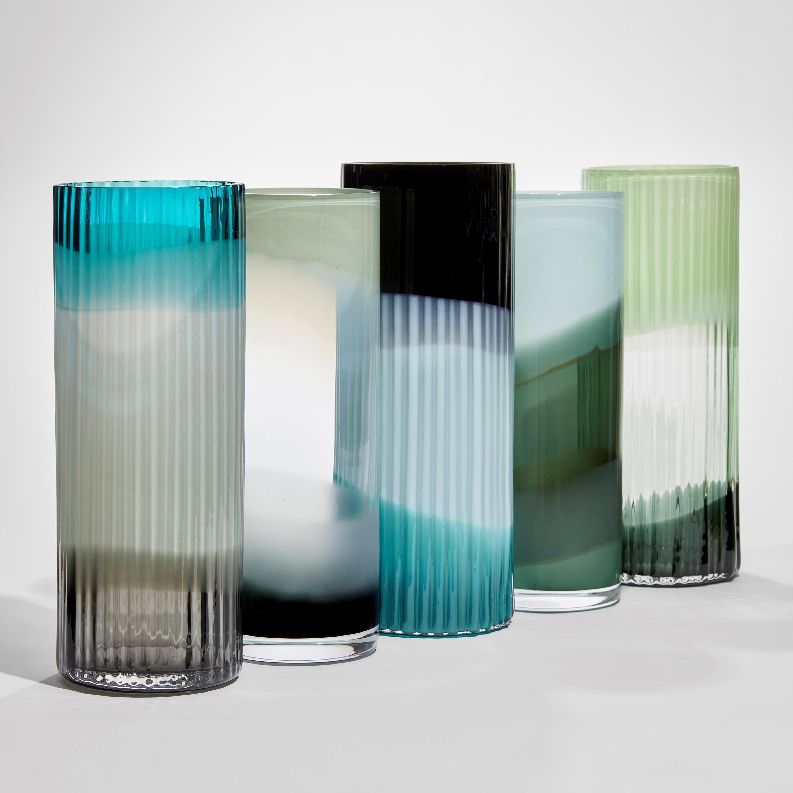 Fait main  Vase Plissé en noir, turquoise et bleu clair, un vase en verre de Lena Bergström en vente