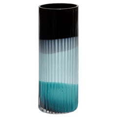 Vase plissé en noir, turquoise et bleu Light, un vase en verre de Lena Bergström