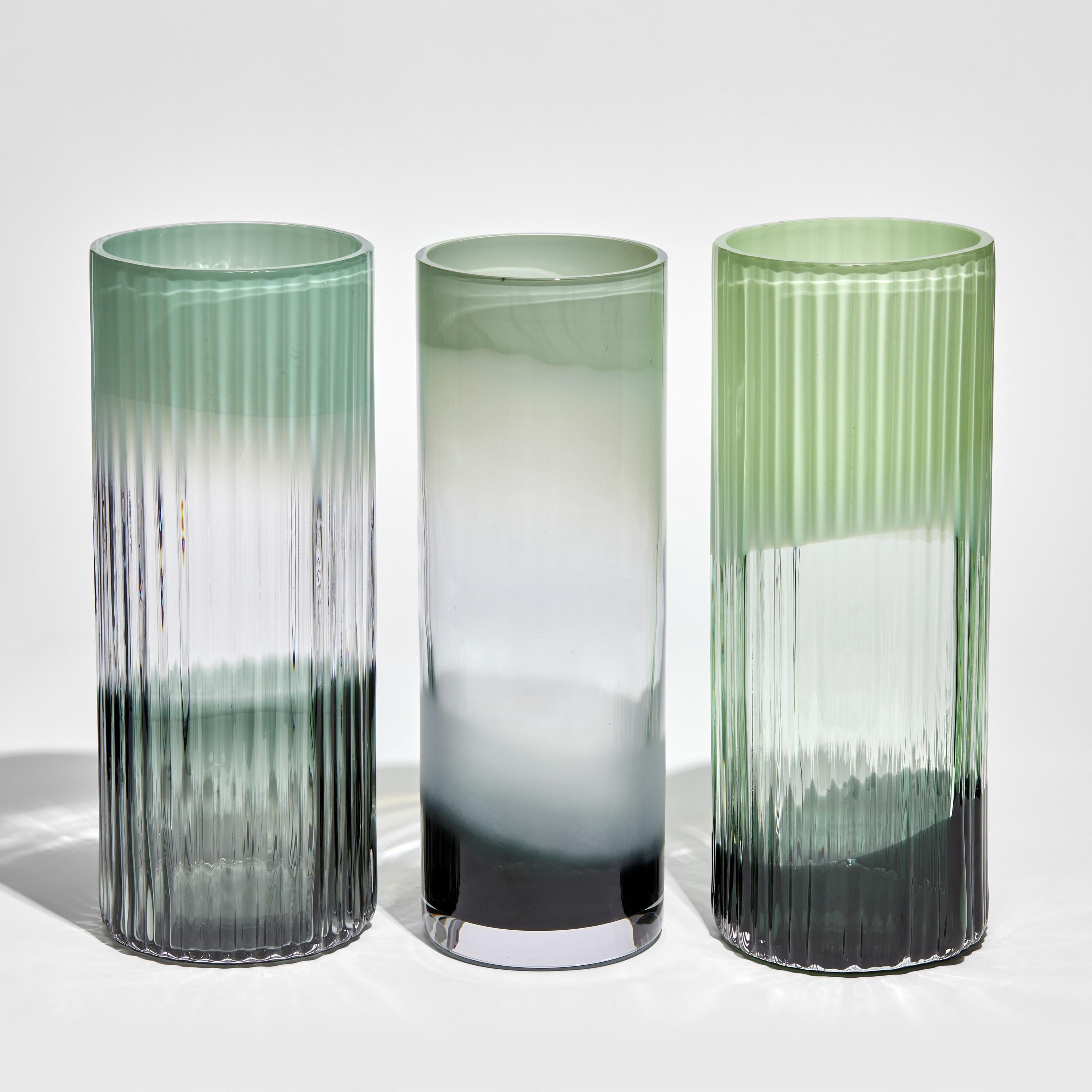 Organique Vase Plissé en céladon et vert foncé, un vase en verre soufflé à la bouche par Lena Bergström en vente