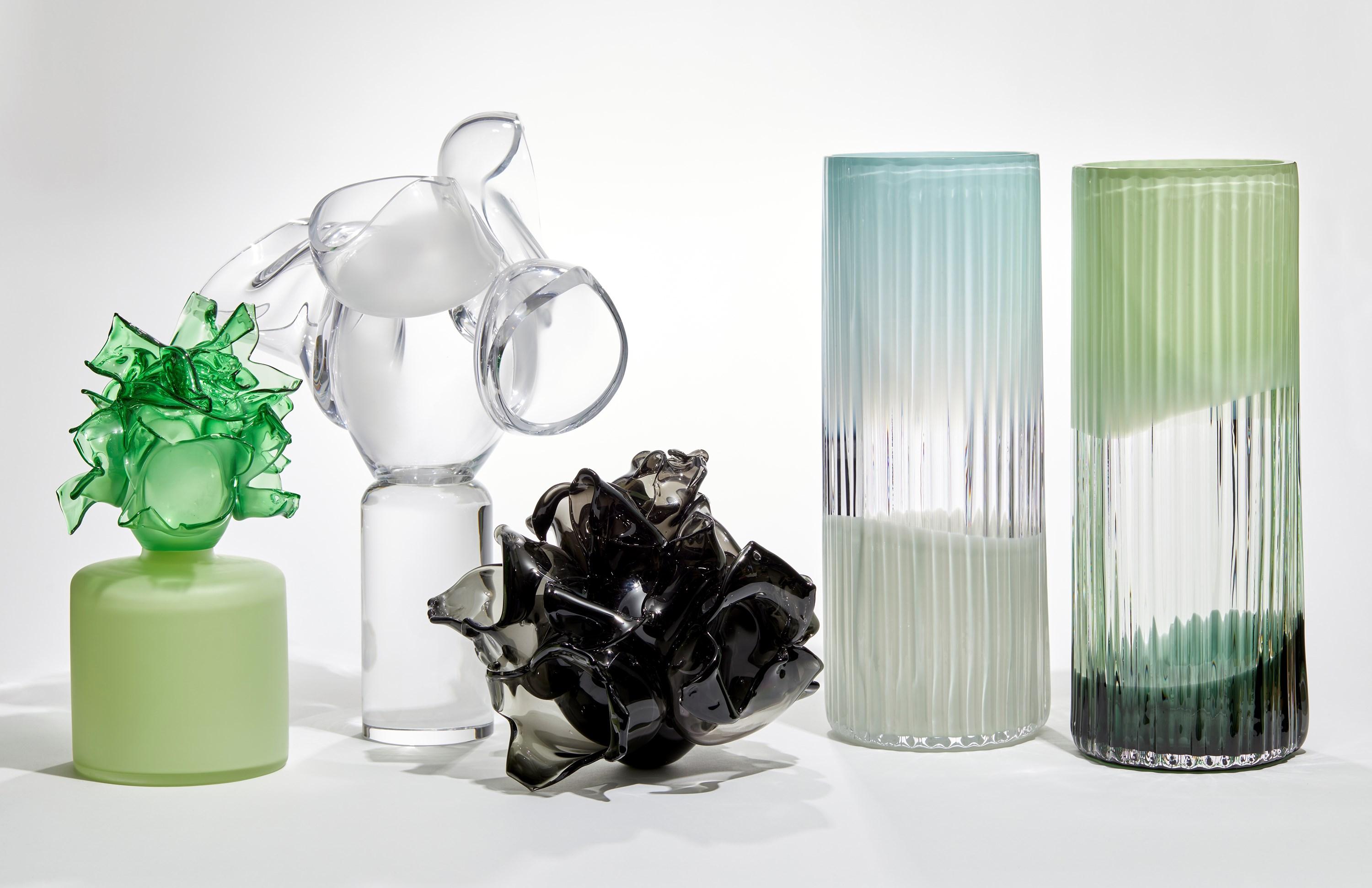 Vase Plissé en céladon et vert foncé, un vase en verre soufflé à la bouche par Lena Bergström Neuf - En vente à London, GB