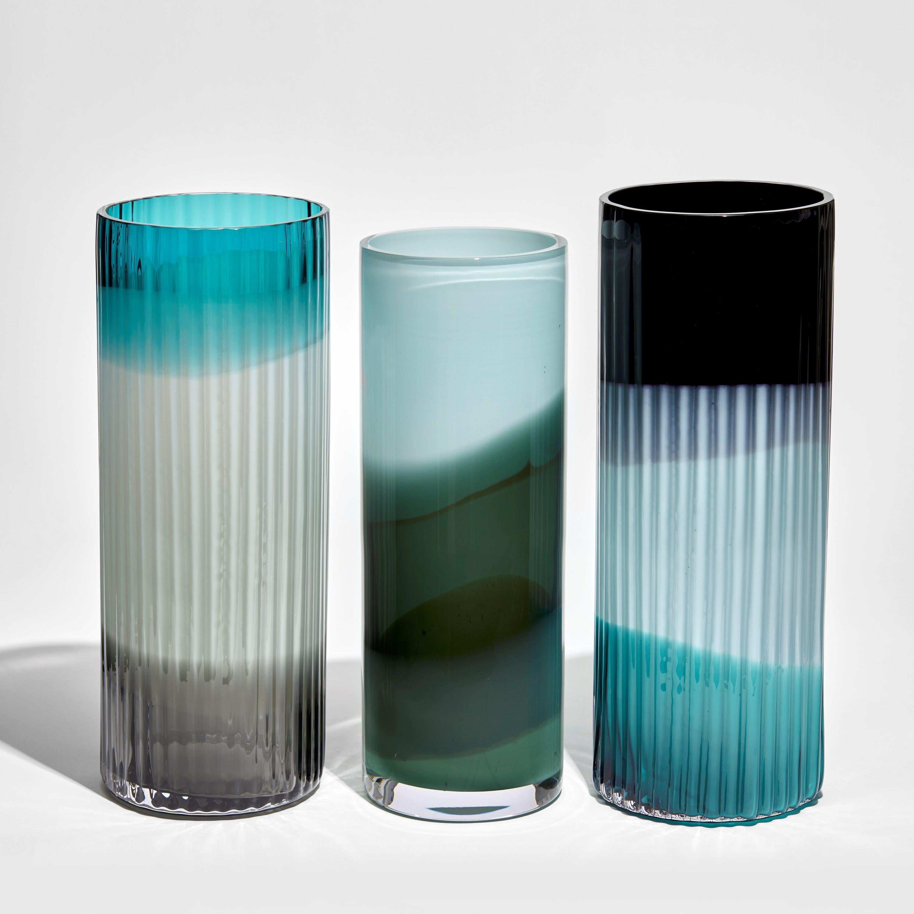 Organique Vase Plissé en turquoise, bleu clair et noir, un vase en verre de Lena Bergström en vente