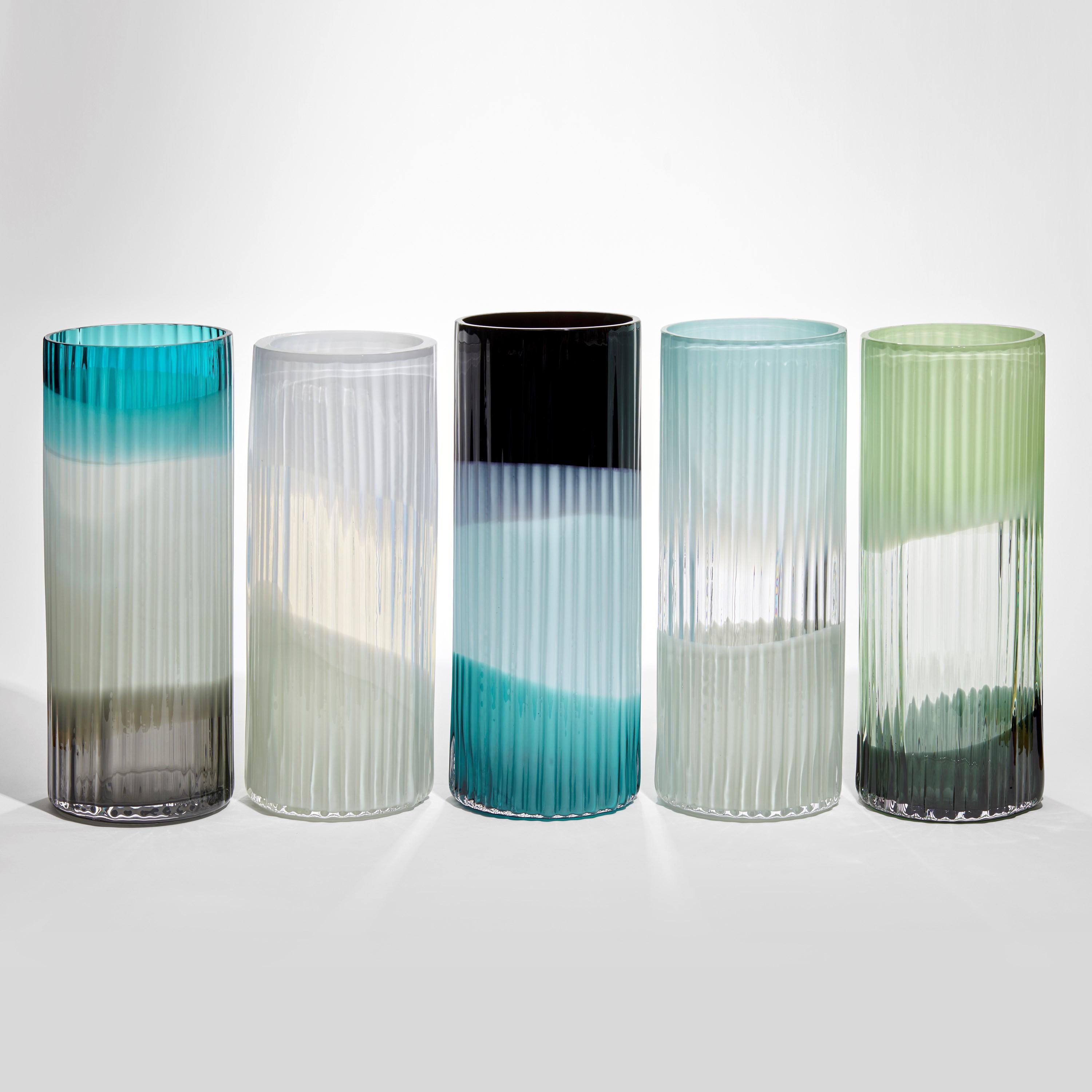 Suédois Vase Plissé en turquoise, bleu clair et noir, un vase en verre de Lena Bergström en vente