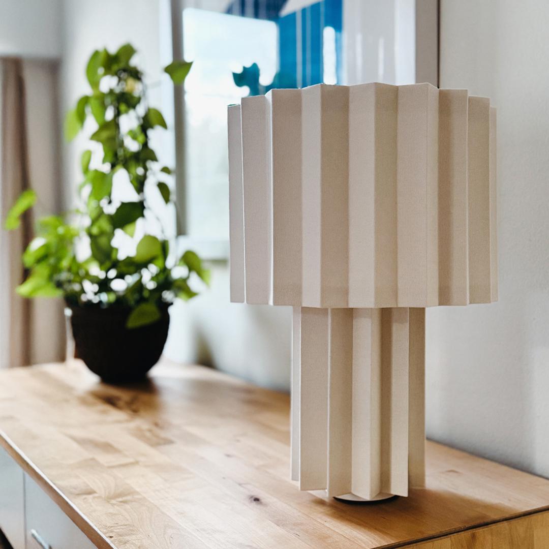 Lámpara de mesa textil plisada 
