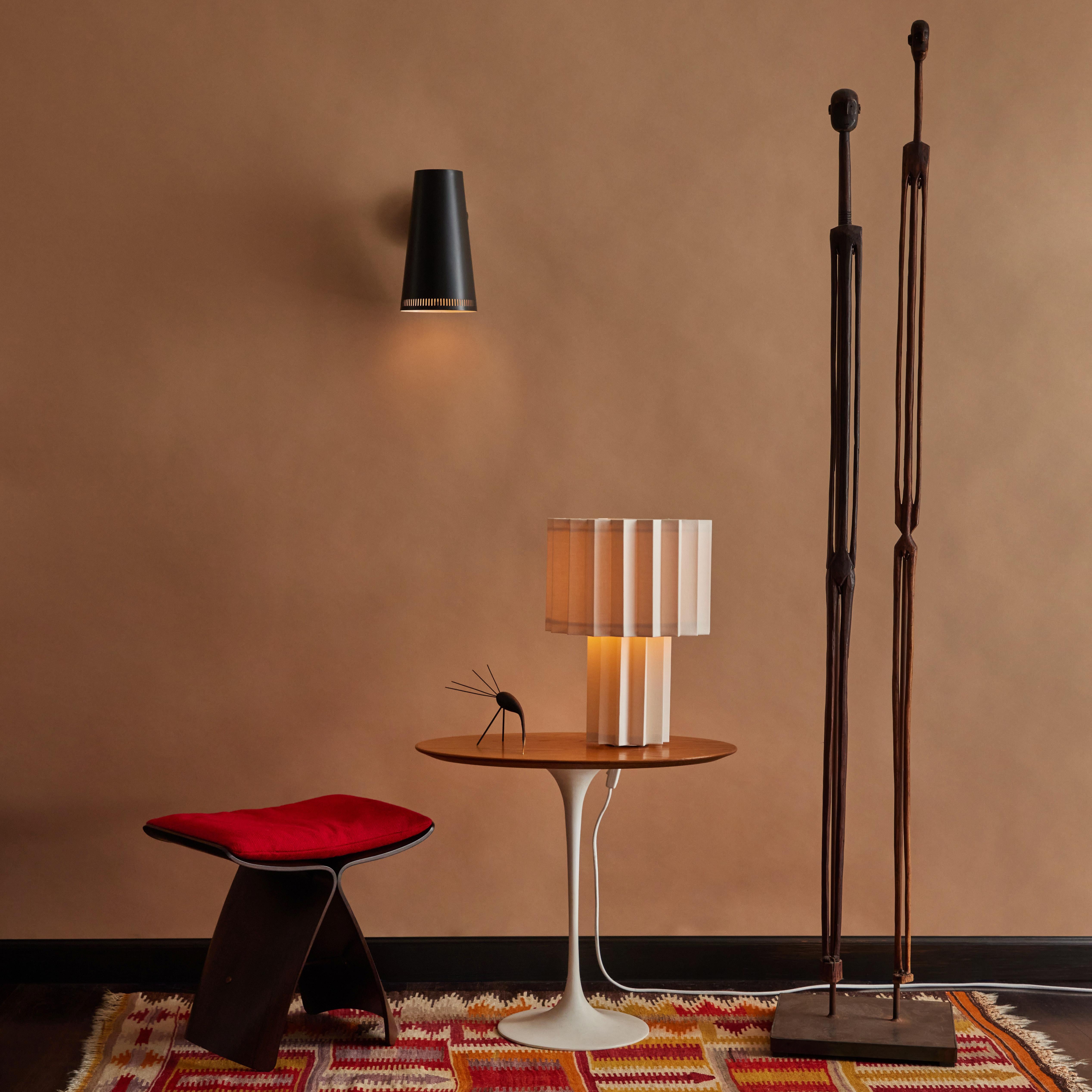 Lámpara de mesa textil plisada 