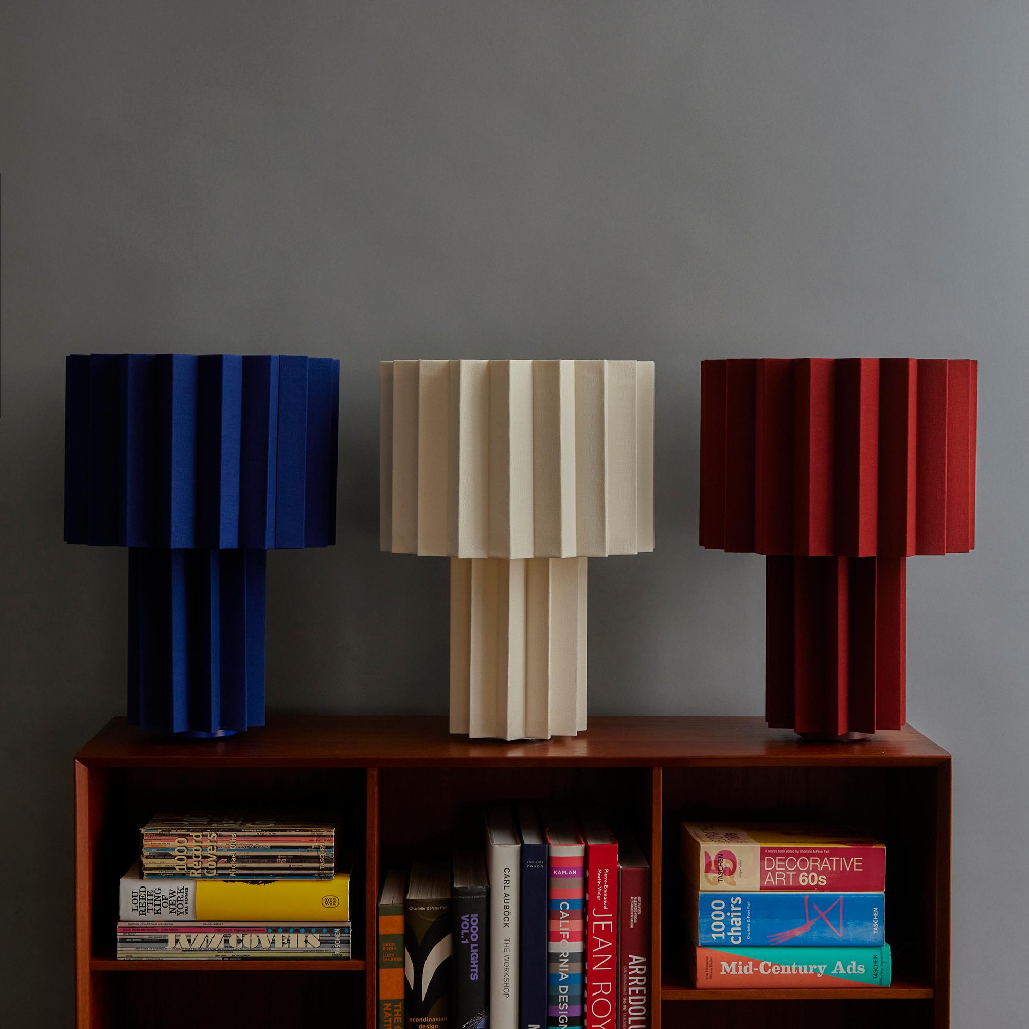 Lámpara de mesa textil plisada 