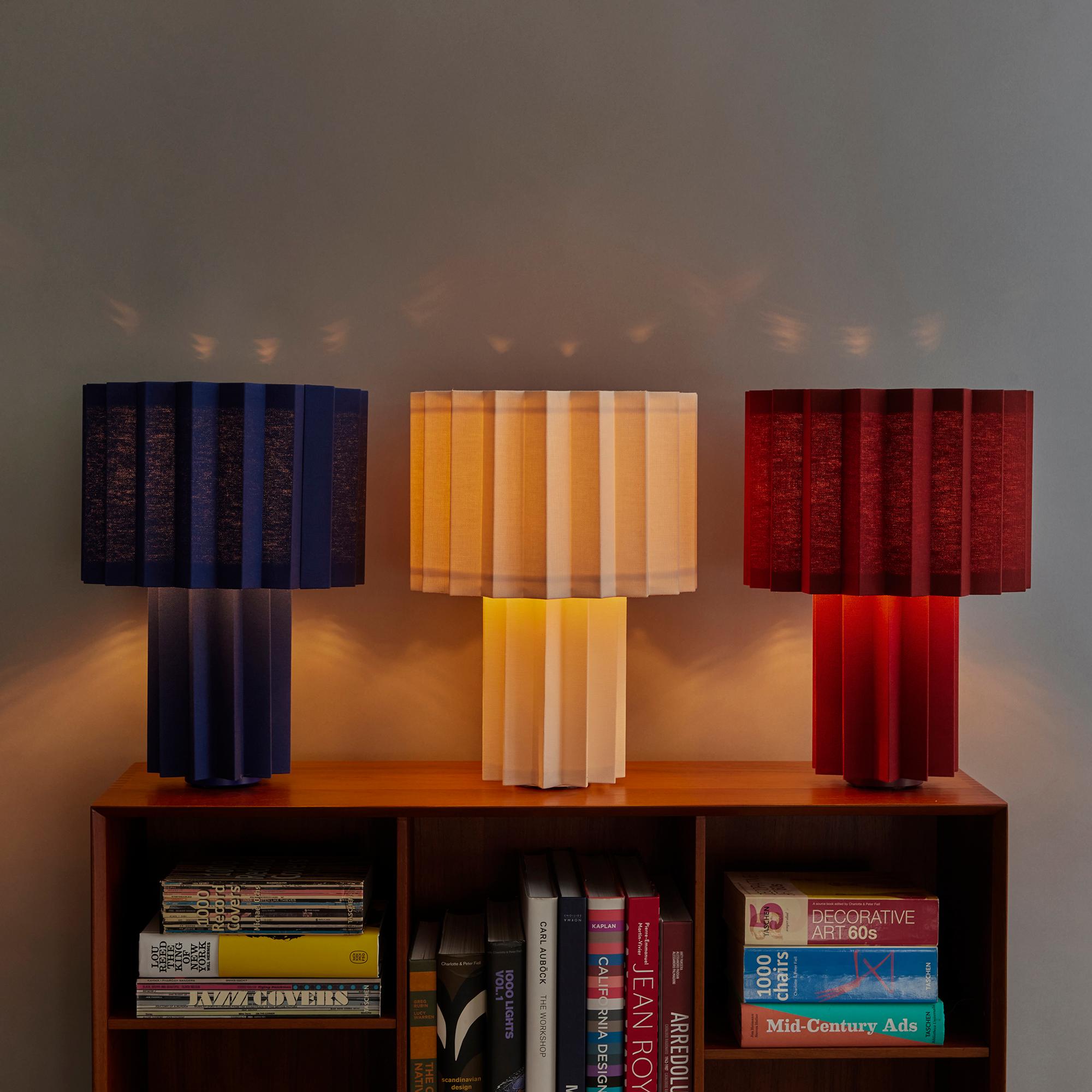 Lámpara de mesa textil plisada 