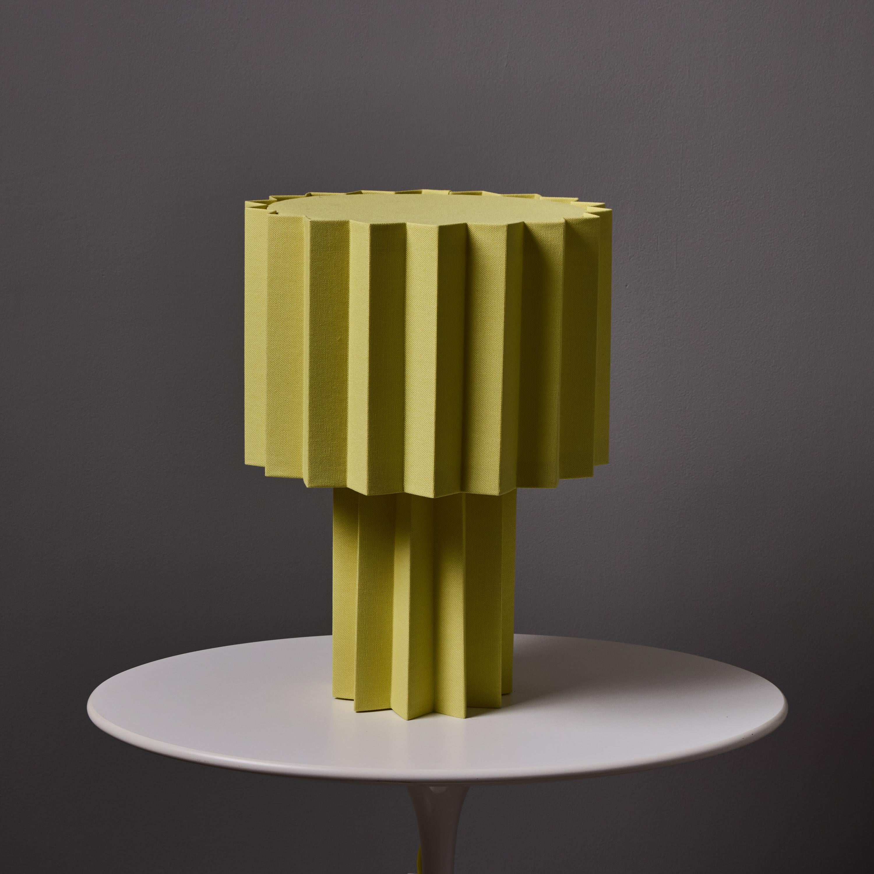 Lámpara de mesa textil plisada 