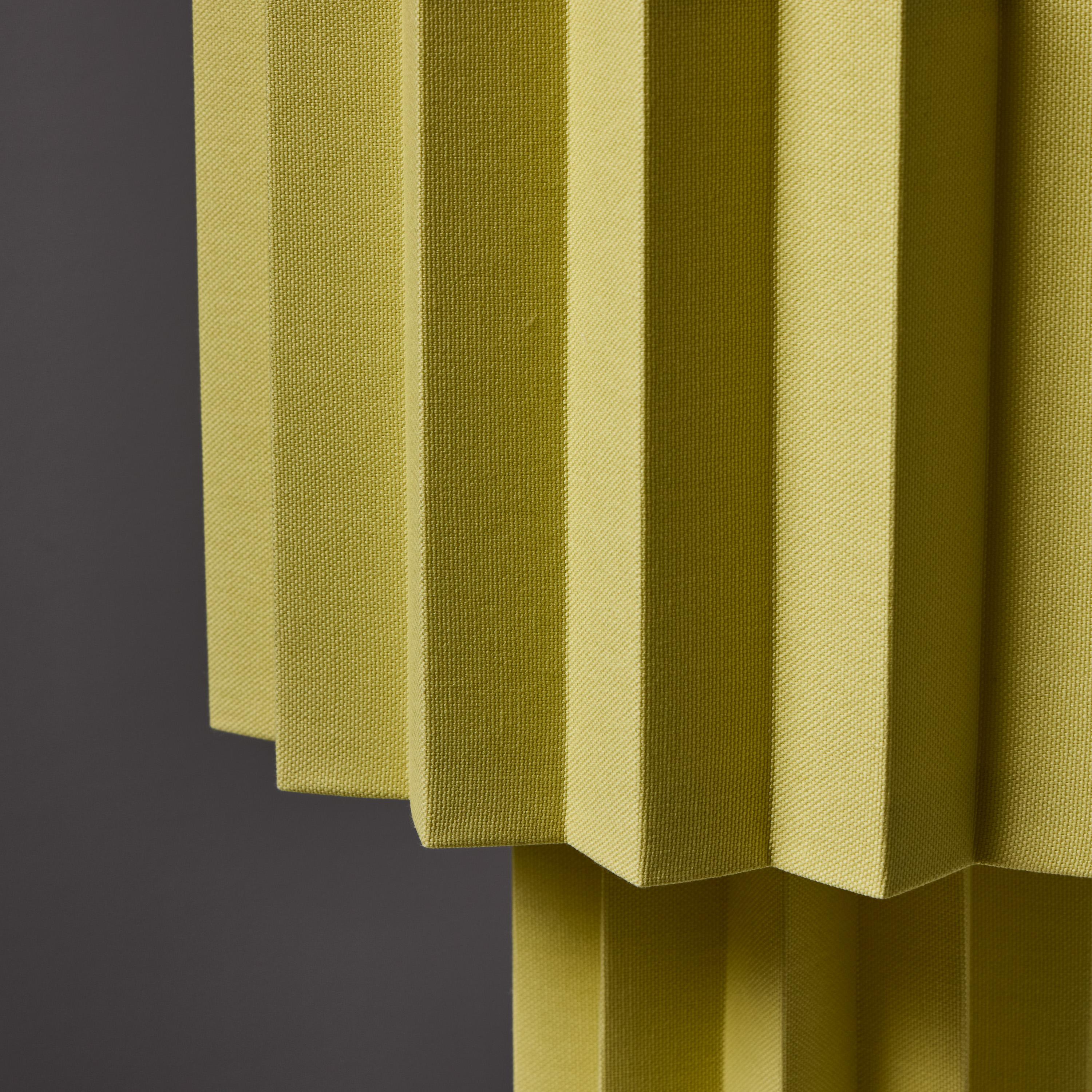 Lámpara de mesa textil plisada 