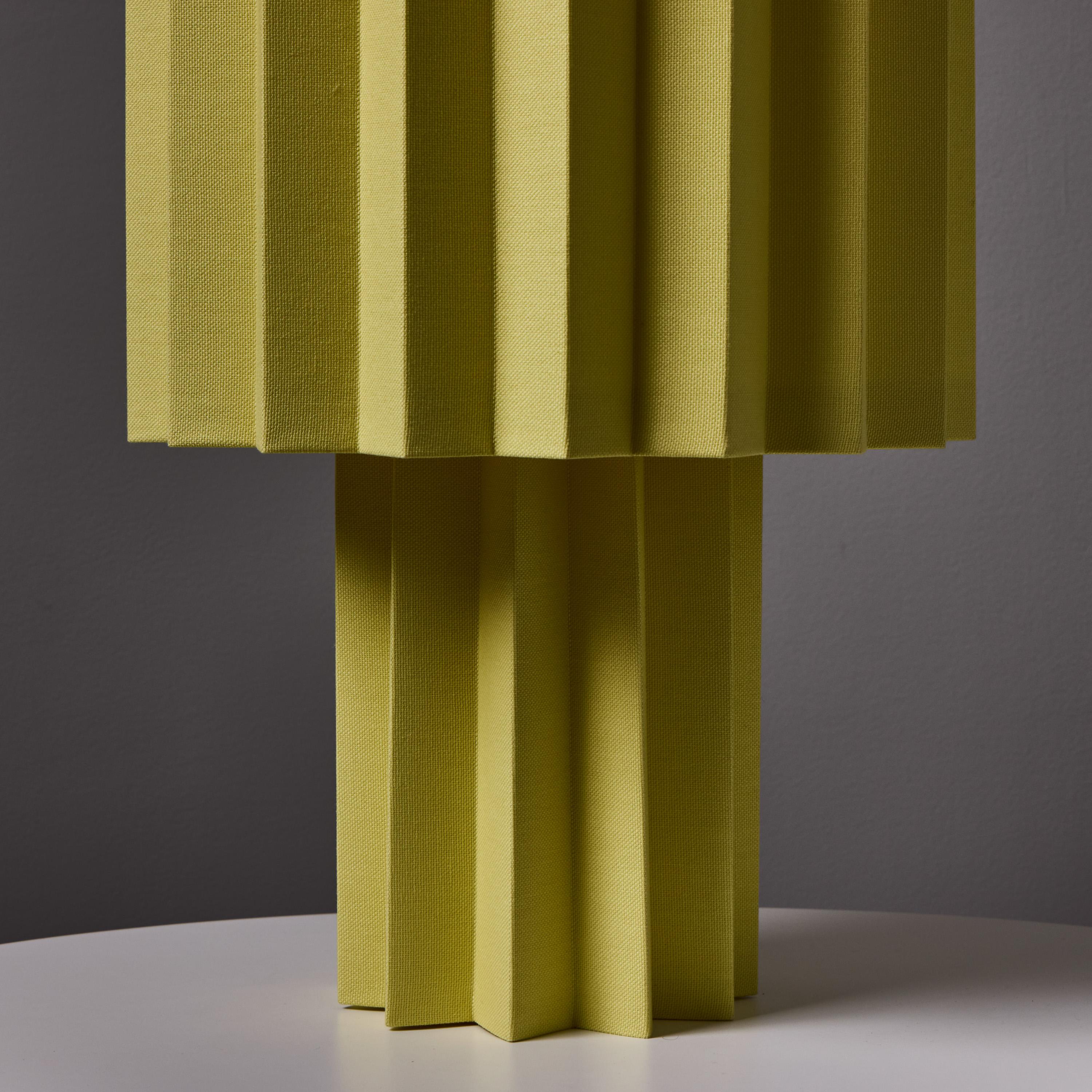 Lámpara de mesa textil plisada 
