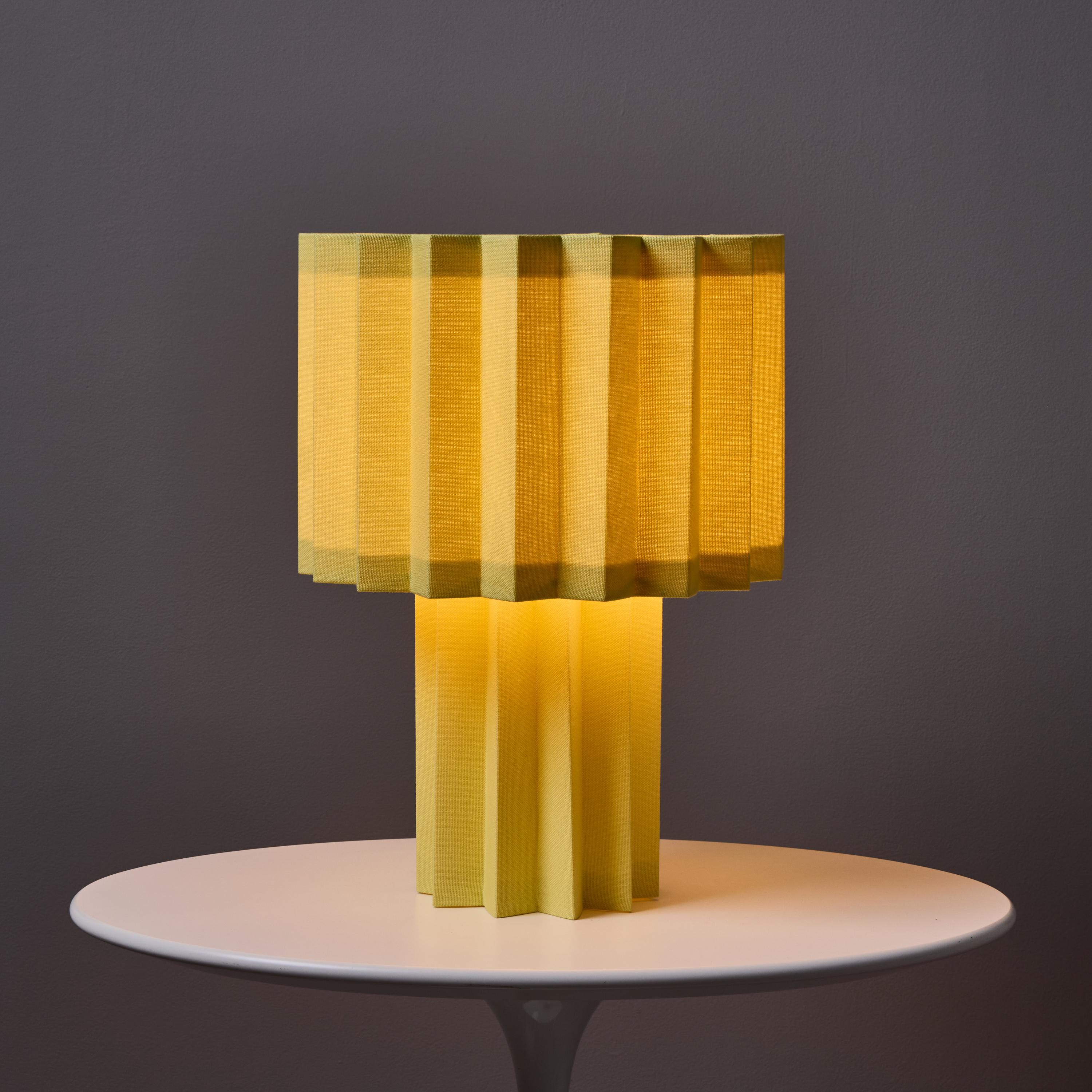 Lámpara de mesa textil plisada 