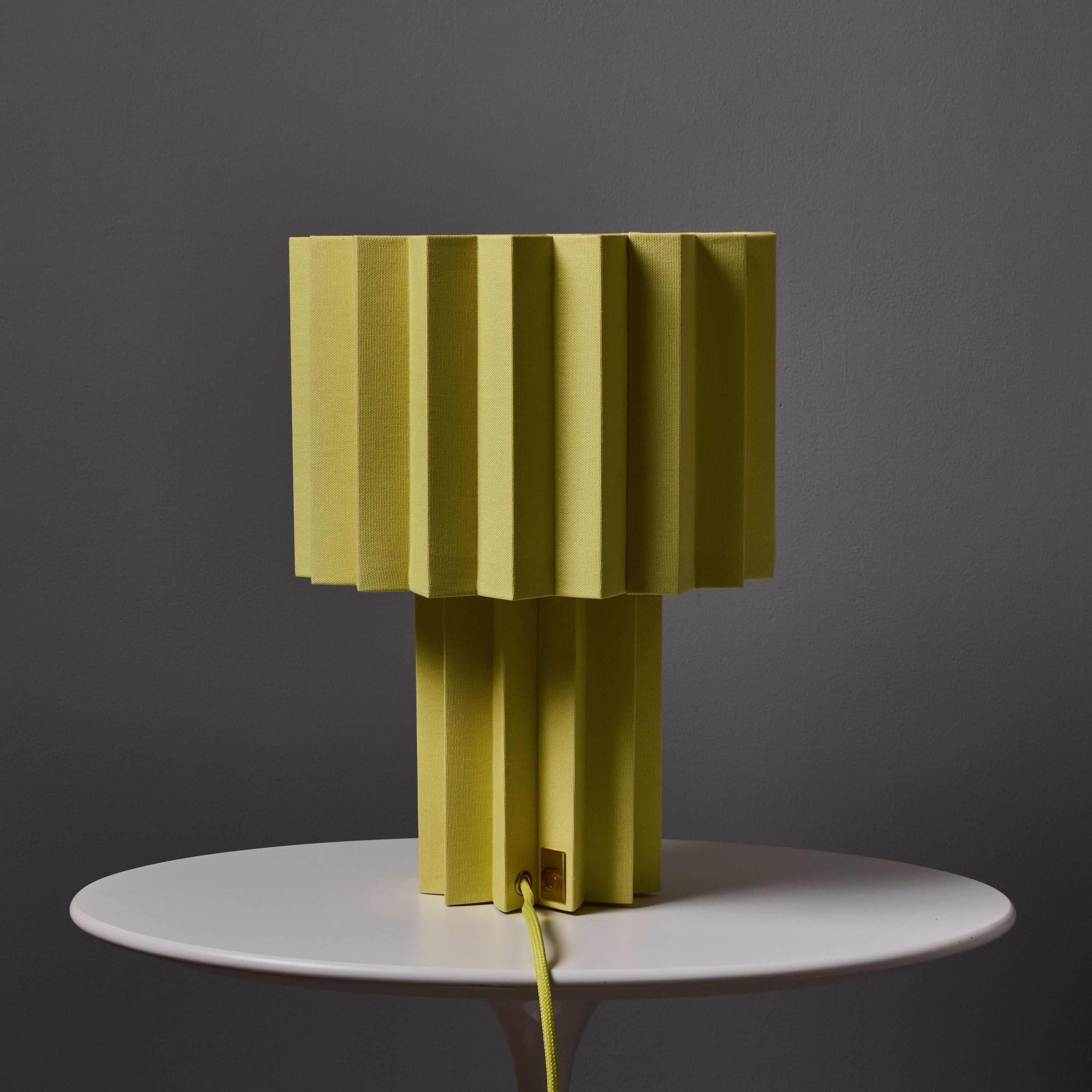 Lámpara de mesa textil plisada 