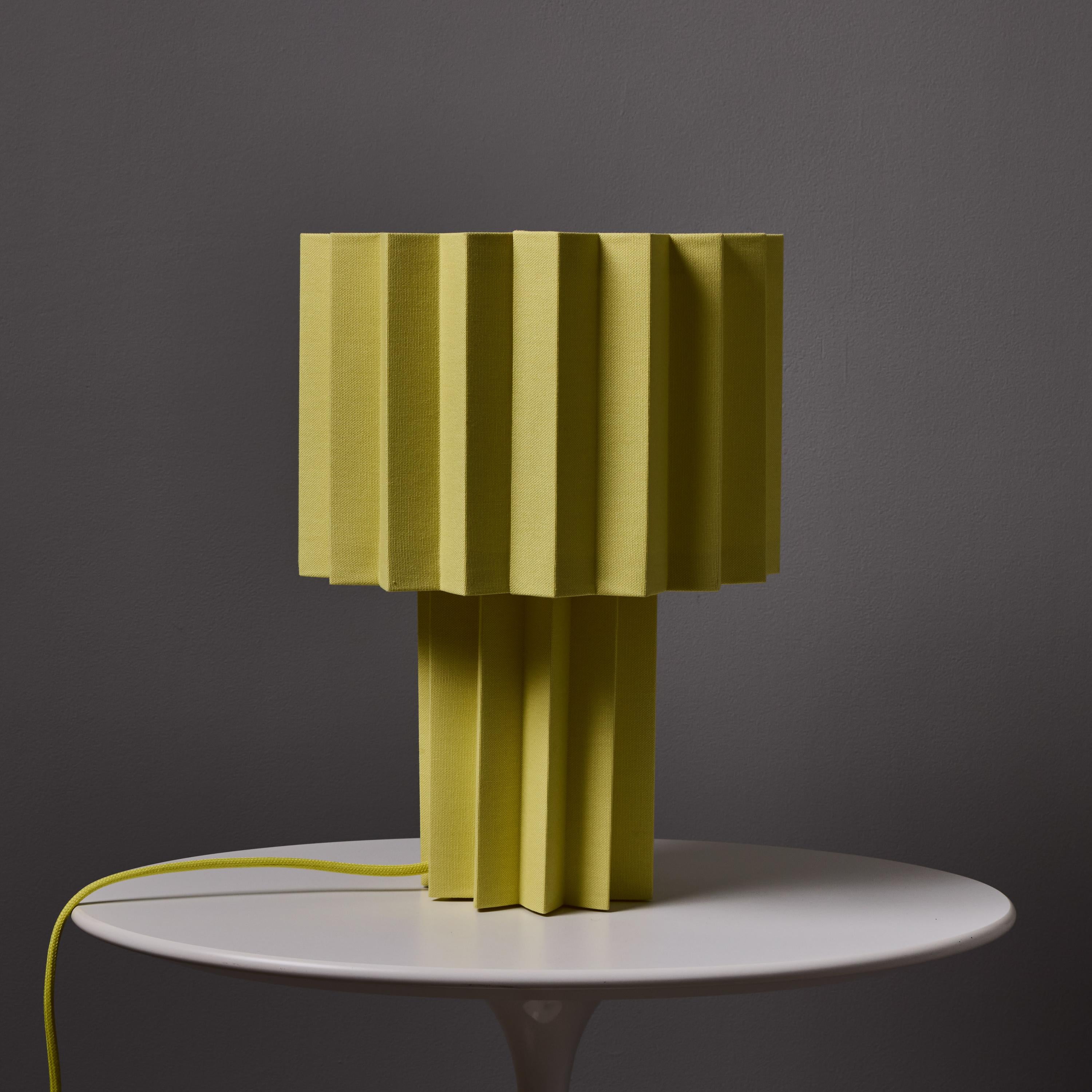 Lámpara de mesa textil plisada 