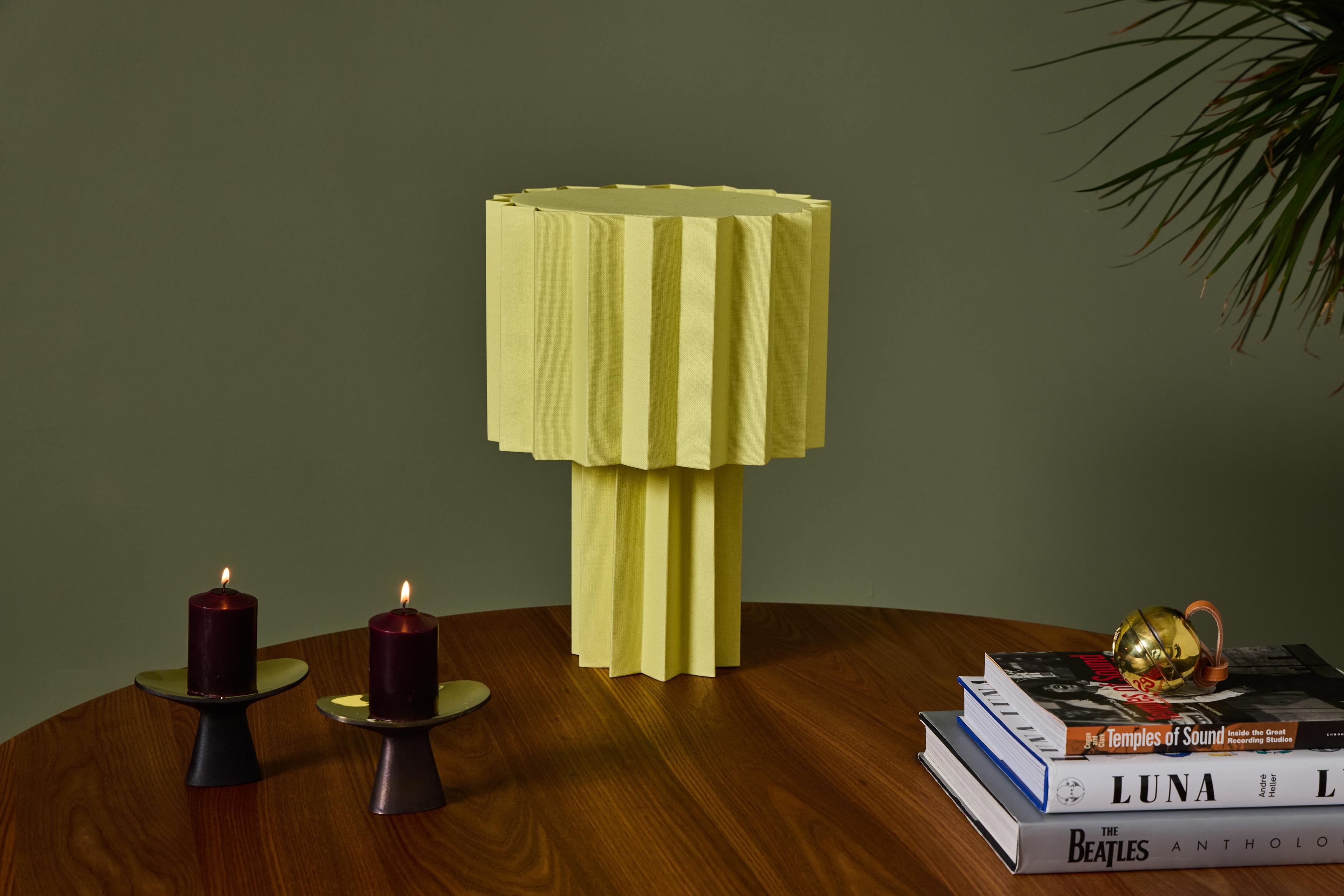 Lampe de table en textile plissé 'Plissé Yellow Edition' par Folkform pour Örsjö en vente 12