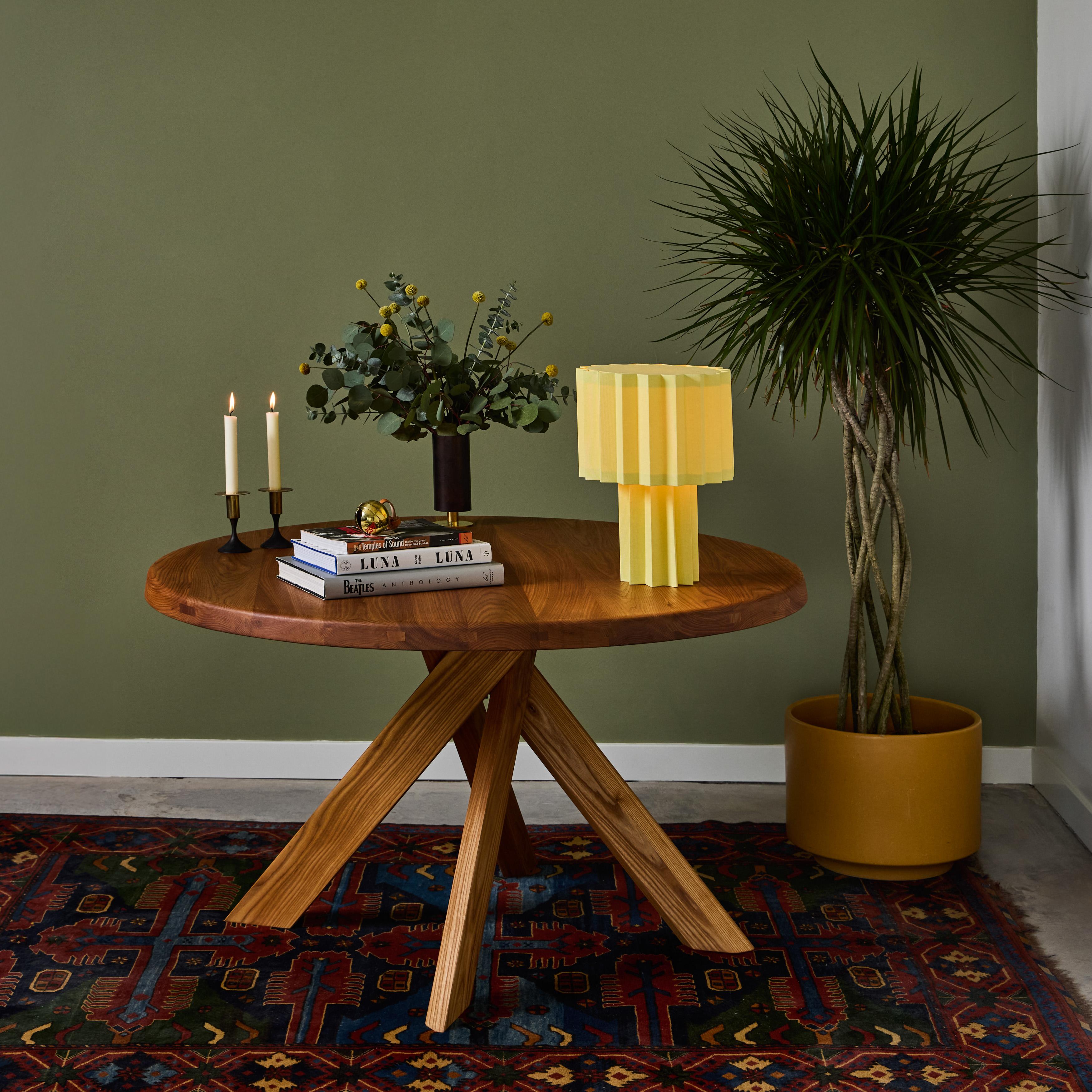 Lampe de table en textile plissé 