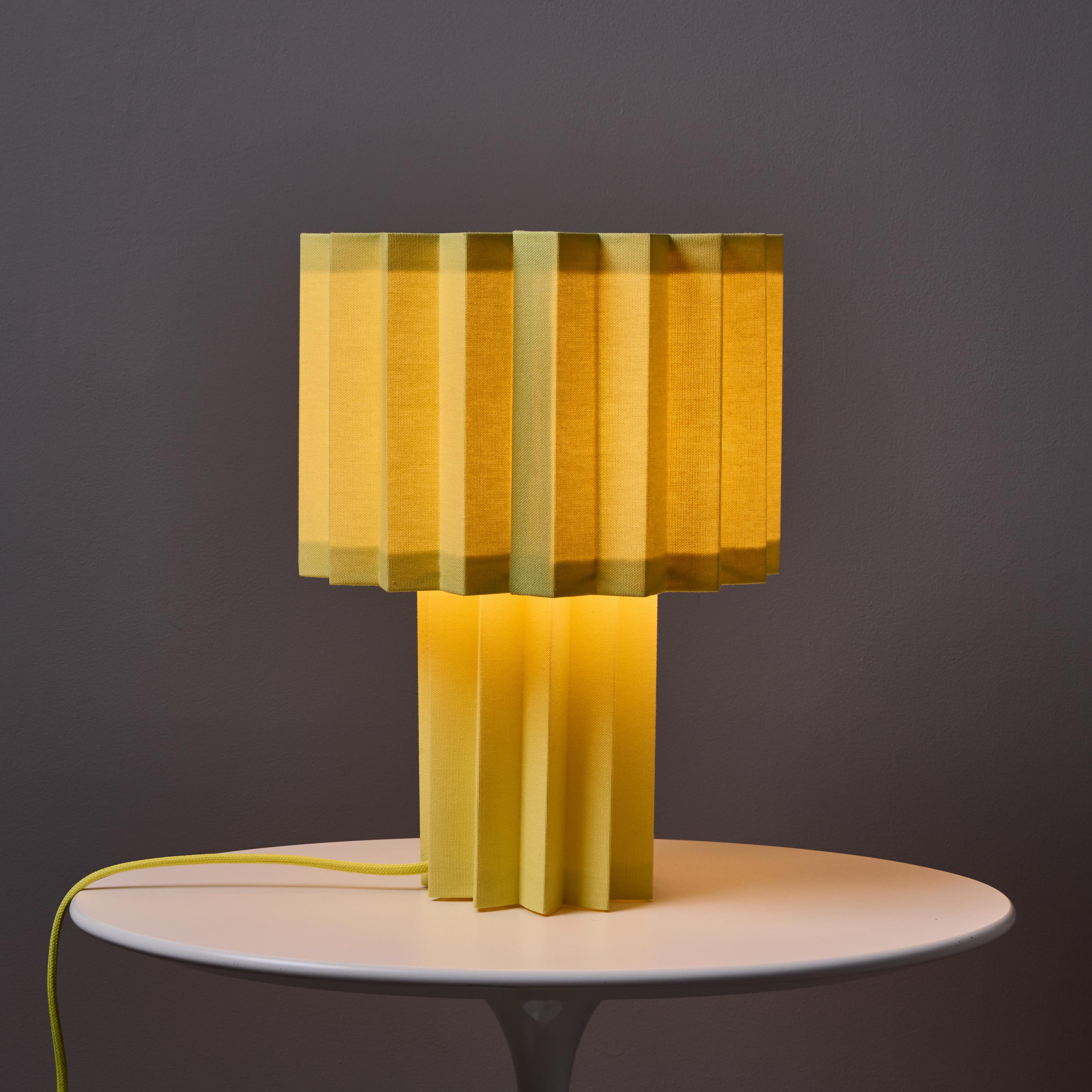 Lámpara de mesa textil plisada 