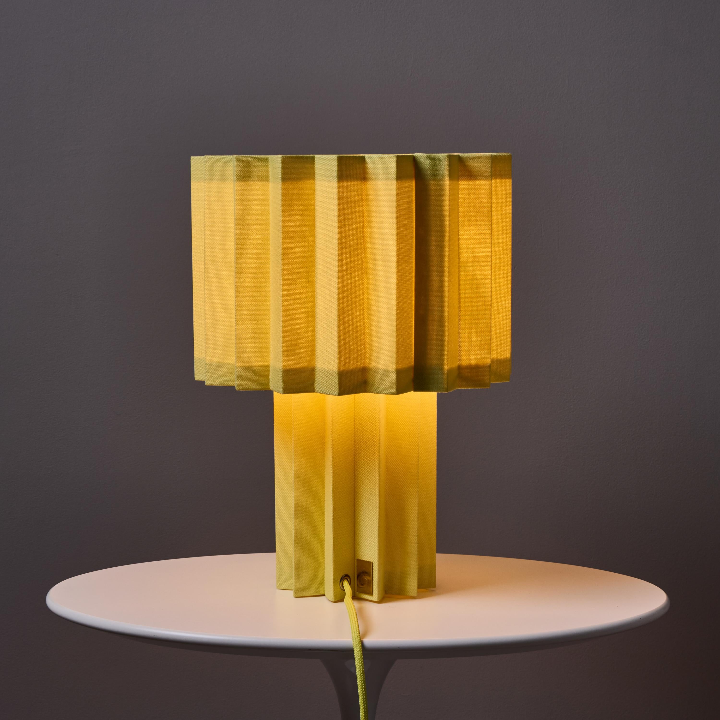 Lámpara de mesa textil plisada 