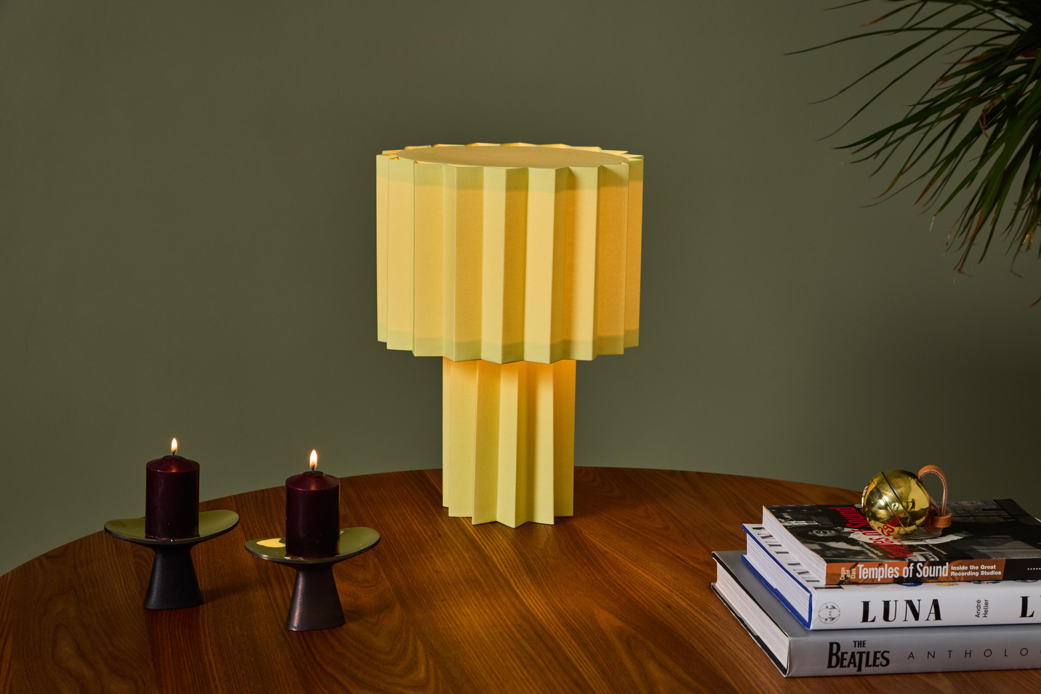 Mid-Century Modern Lampe de table en textile plissé 'Plissé Yellow Edition' par Folkform pour Örsjö en vente