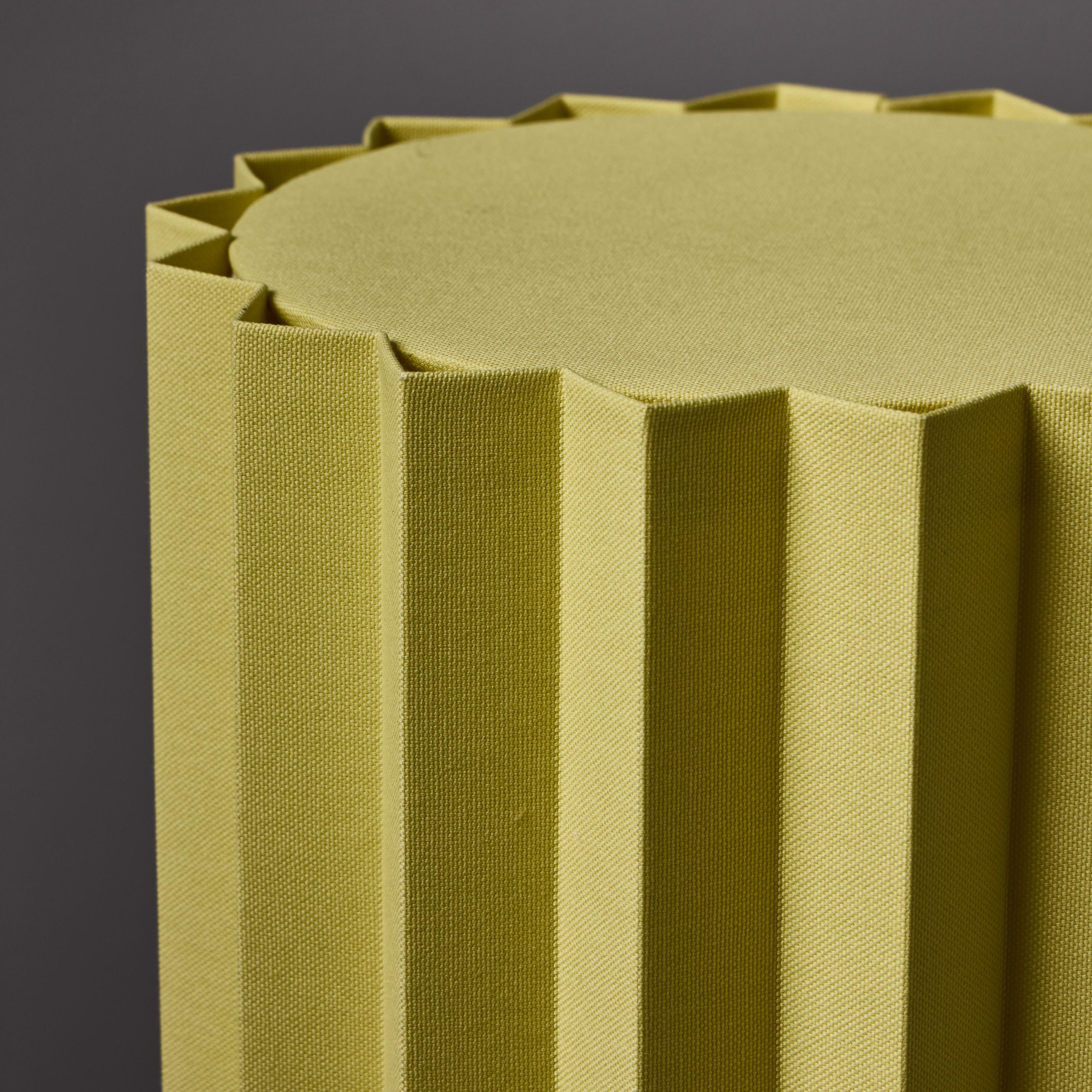 Lámpara de mesa textil plisada 
