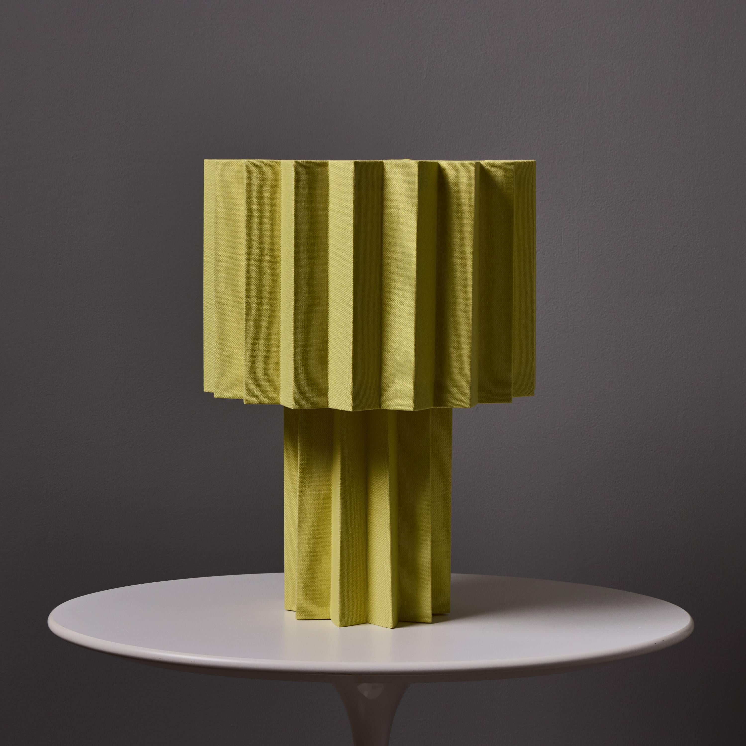 Lámpara de mesa textil plisada 
