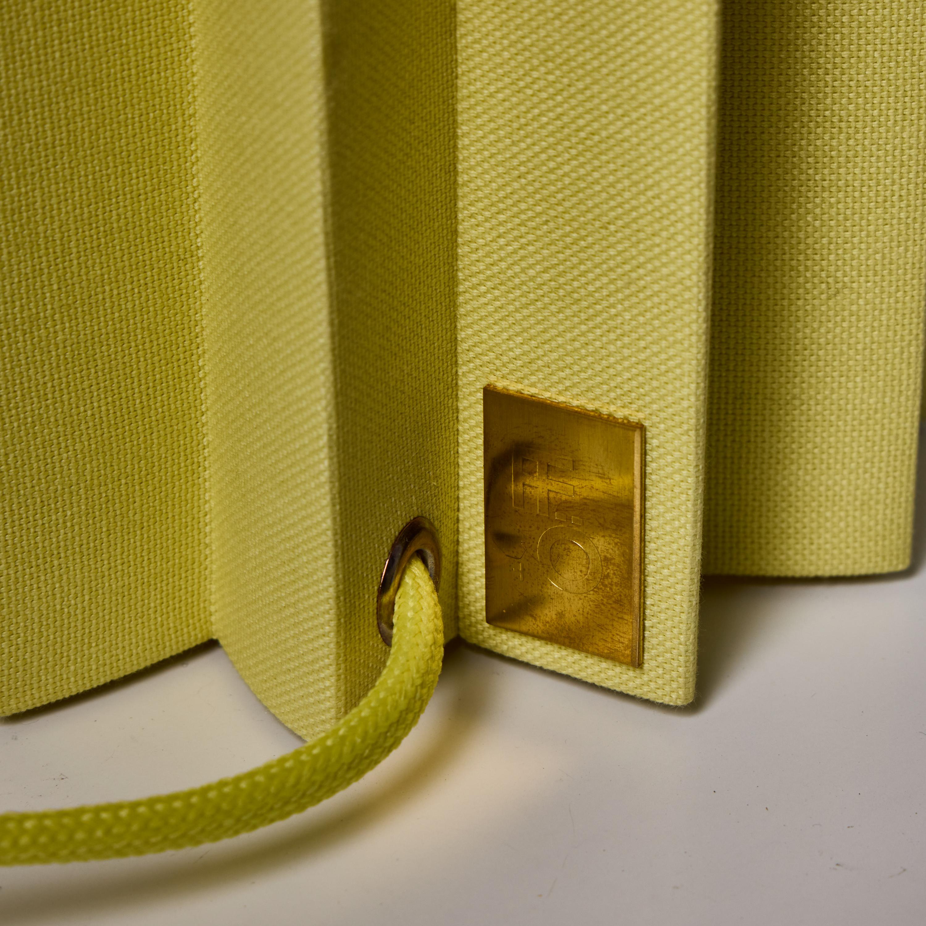 Lámpara de mesa textil plisada 