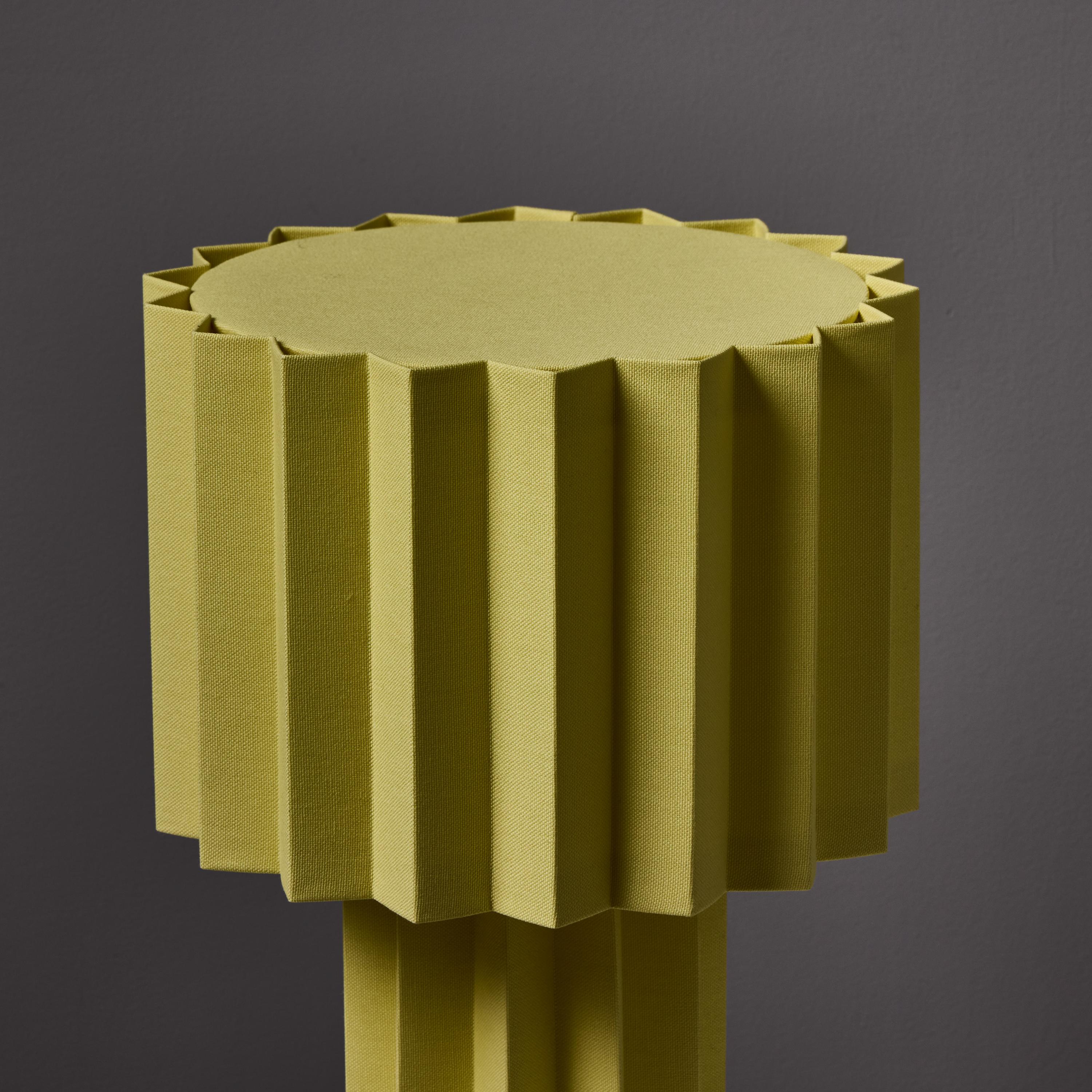 Lámpara de mesa textil plisada 