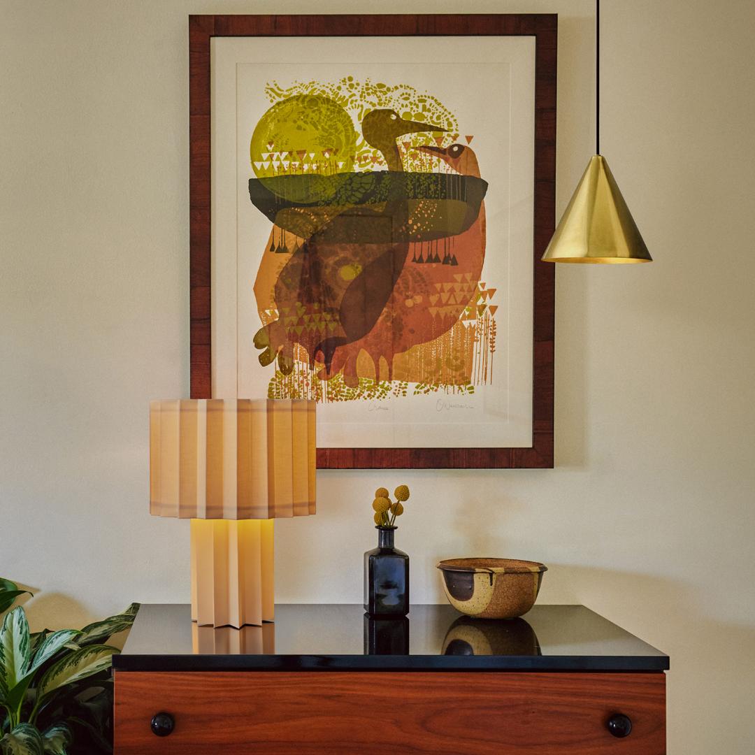 Lámpara de mesa textil plisada 