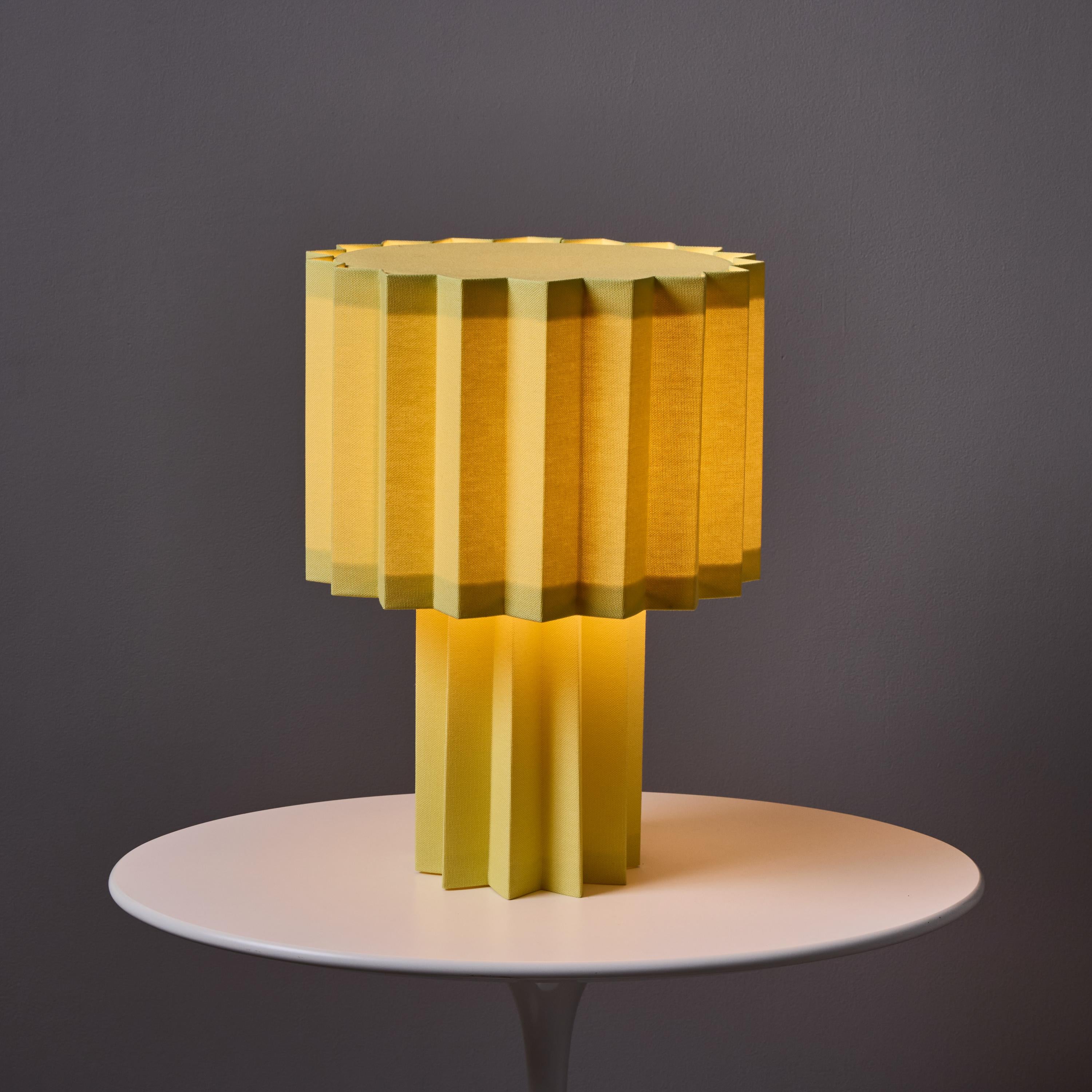 Lámpara de mesa textil plisada 